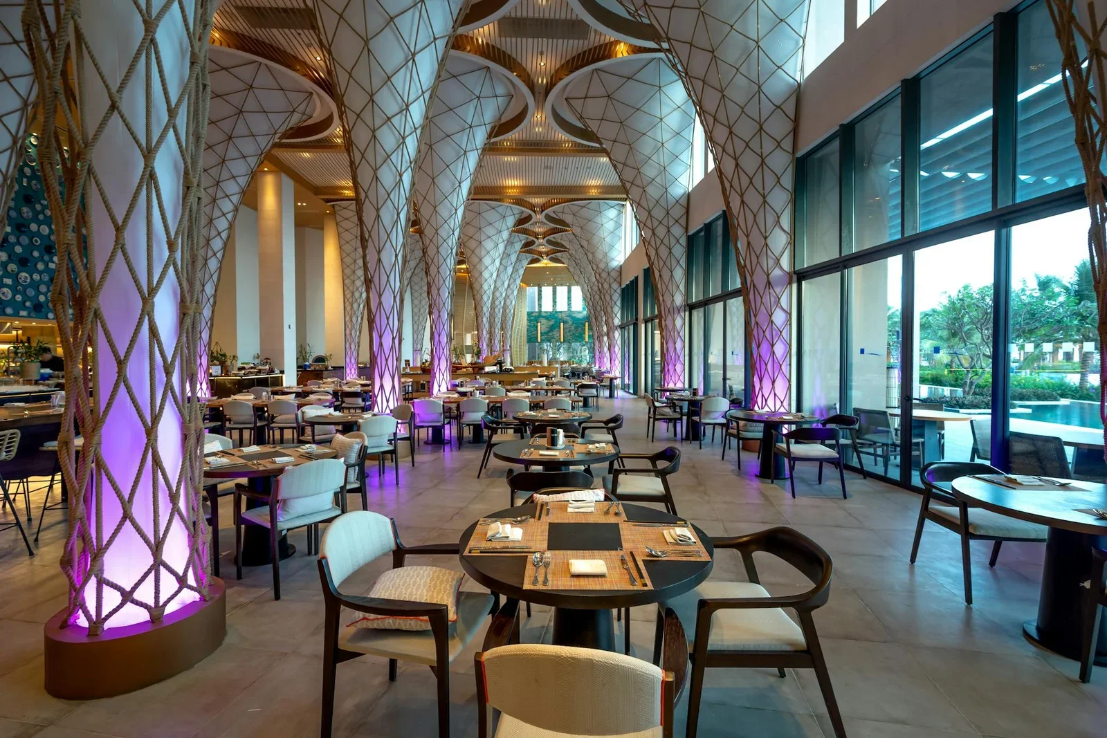 Kiến trúc nhà hàng rộng mở với đường nét độc đáo và ánh sáng ambient, tôn lên vẻ đẹp không gian và trải nghiệm thị giác. | Thiết kế nội thất 24