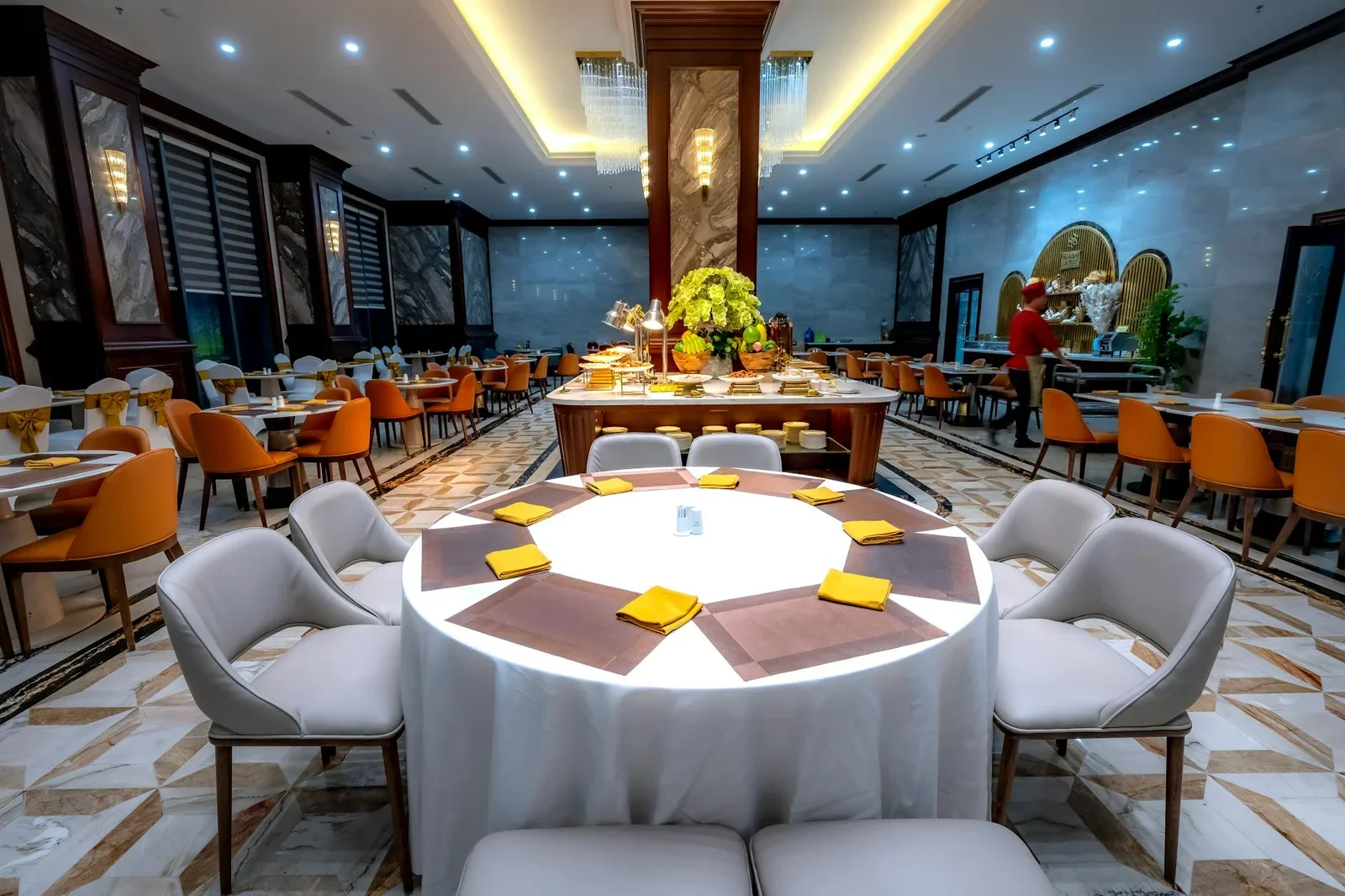 Khu vực ăn uống rộng rãi cùng decor thanh lịch, ánh sáng hiện đại và bàn ghế khoa học, nâng tầm thẩm mỹ nhà hàng. | Thiết kế nội thất 24