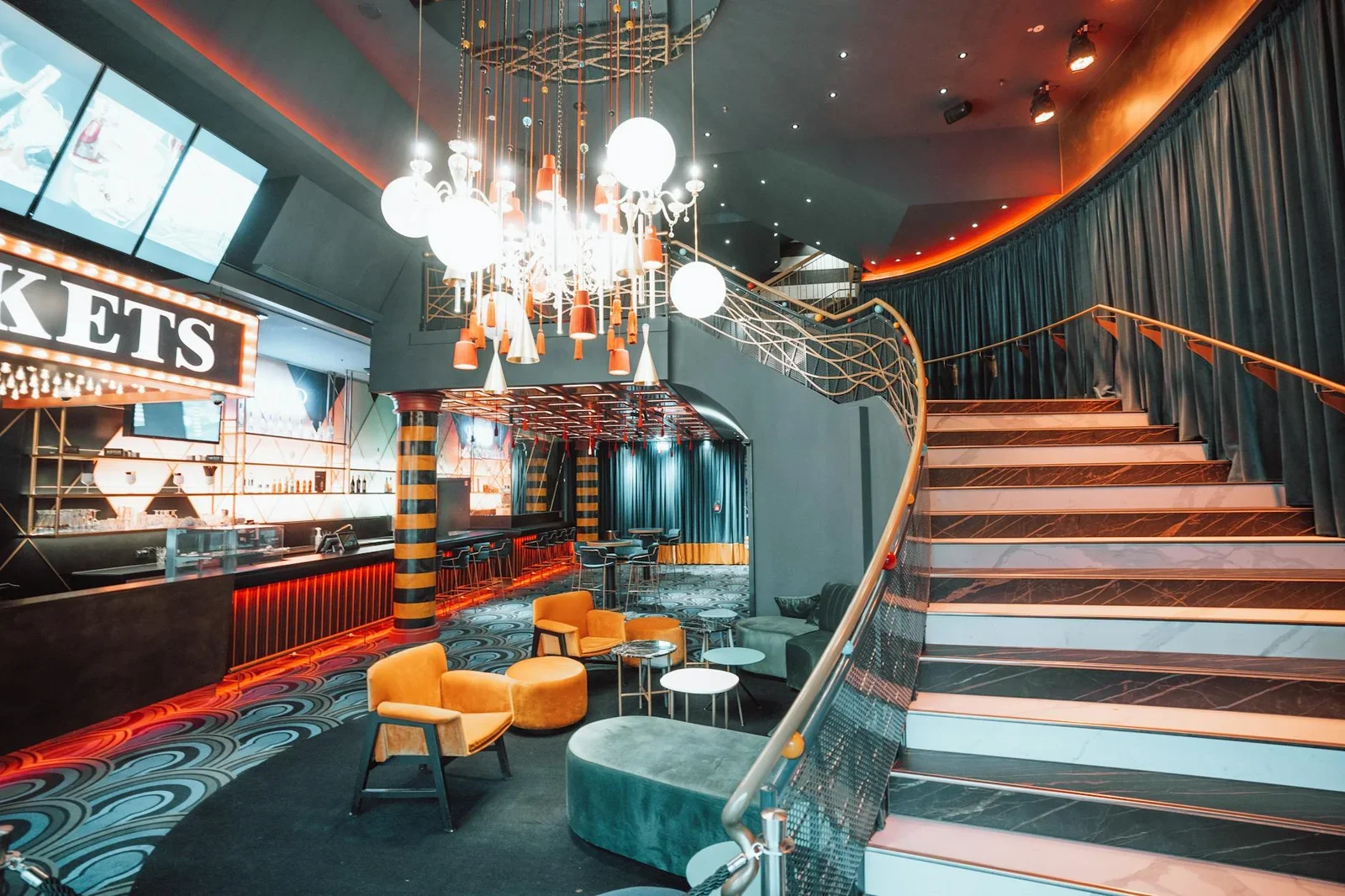 Thiết kế bar sang trọng với cầu thang lớn, ánh sáng hiện đại và ghế thời thượng, kiến tạo không gian giải trí tinh tế. | Thiết kế nội thất 24