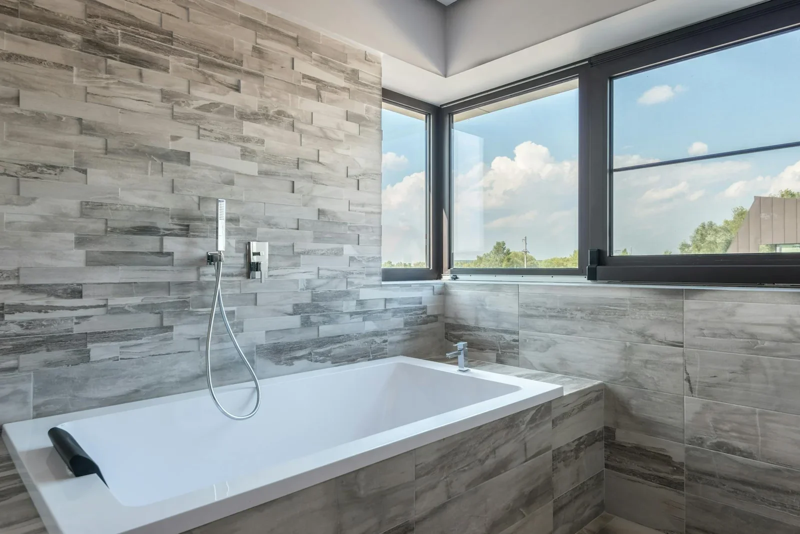Phòng tắm sáng sủa trang bị bồn hiện đại và cửa sổ rộng, thiết kế thông minh giúp không gian luôn khô ráo và thư thái. | Thiết kế nội thất 24