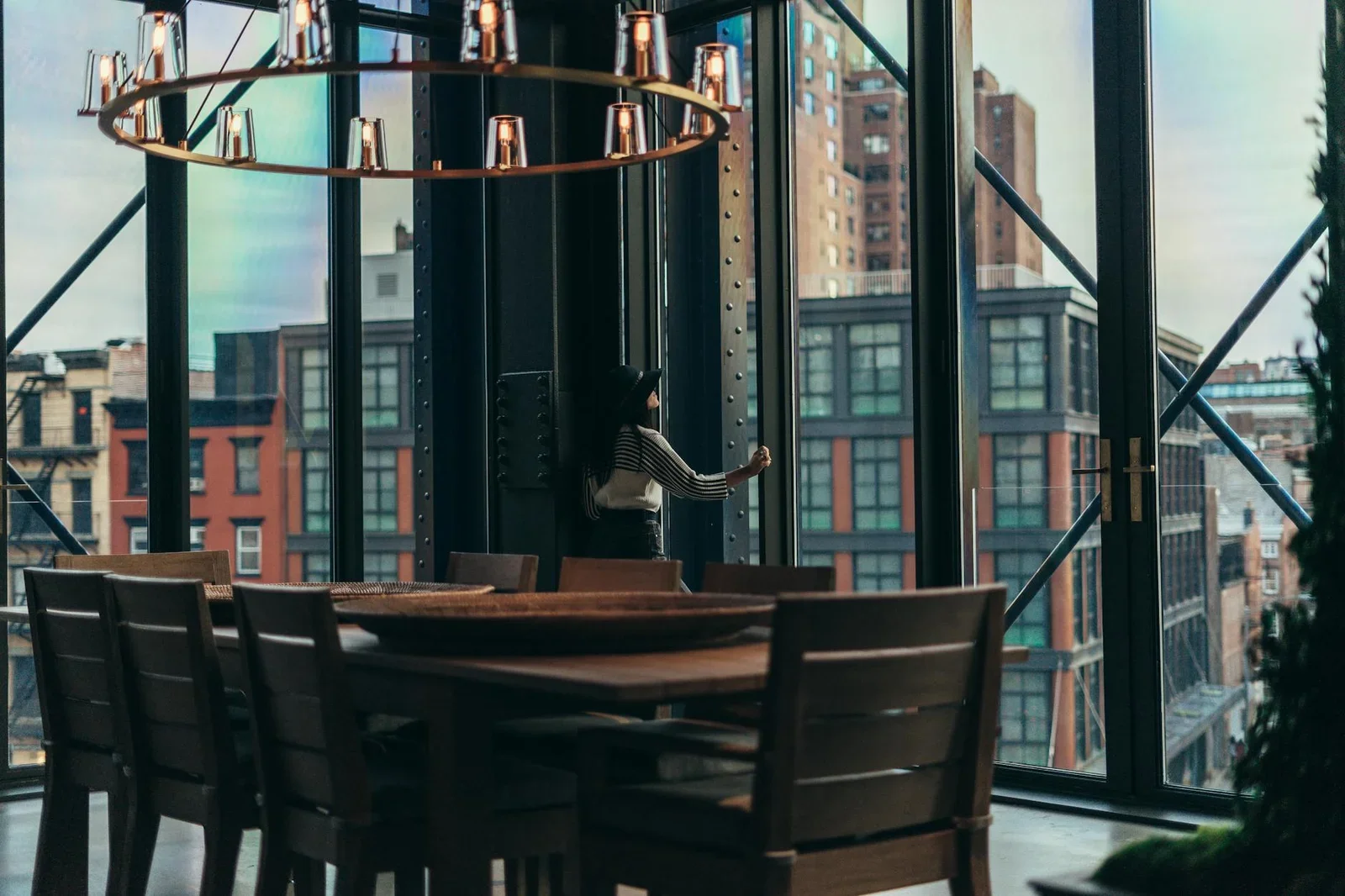 Không gian penthouse sang trọng nổi bật với hệ cửa kính rộng mở, đón trọn ánh sáng và tầm nhìn thành phố hiện đại. | Thiết kế nội thất 24