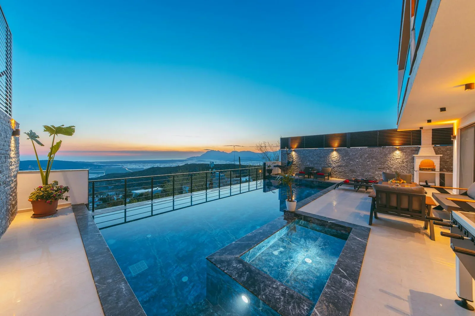 Khu vực thư giãn ngoài trời thiết kế như resort cao cấp, hồ bơi vô cực hòa quyện cùng khung cảnh núi non hùng vĩ. | Thiết kế nội thất 24