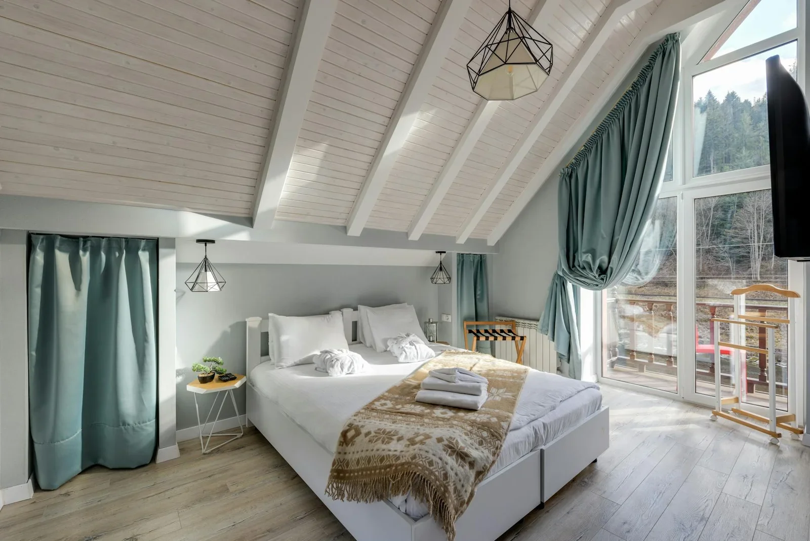 Phòng ngủ penthouse ấm cúng tràn ngập ánh sáng tự nhiên, nội thất hiện đại hướng thẳng ra khung cảnh núi non thơ mộng. | Thiết kế nội thất 24