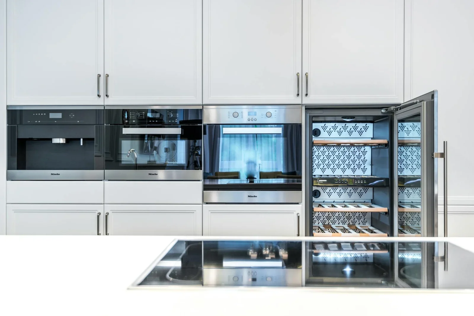 Bếp penthouse tinh tế theo phong cách tối giản, thiết bị âm tường hiện đại tạo không gian nấu nướng gọn gàng và sang trọng. | Thiết kế nội thất 24