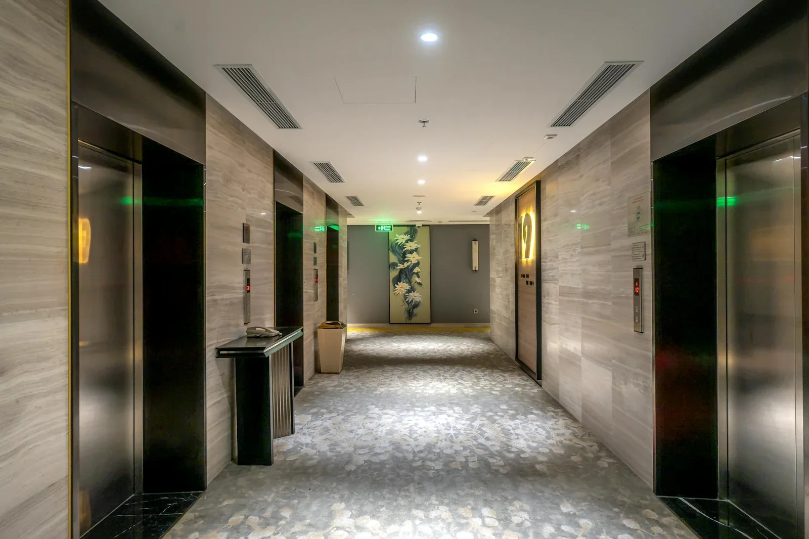 Hành lang lối vào penthouse rộng rãi với thang máy riêng, trang trí đương đại tạo cảm giác chào đón đẳng cấp cho gia chủ. | Thiết kế nội thất 24