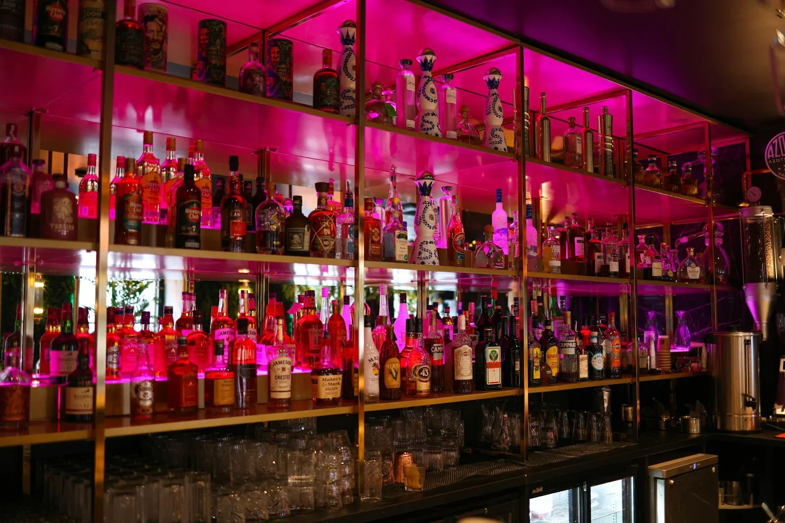 Quầy bar penthouse sống động với hệ kệ chiếu sáng nghệ thuật, trưng bày bộ sưu tập rượu quý tạo điểm nhấn giải trí thượng lưu. | Thiết kế nội thất 24