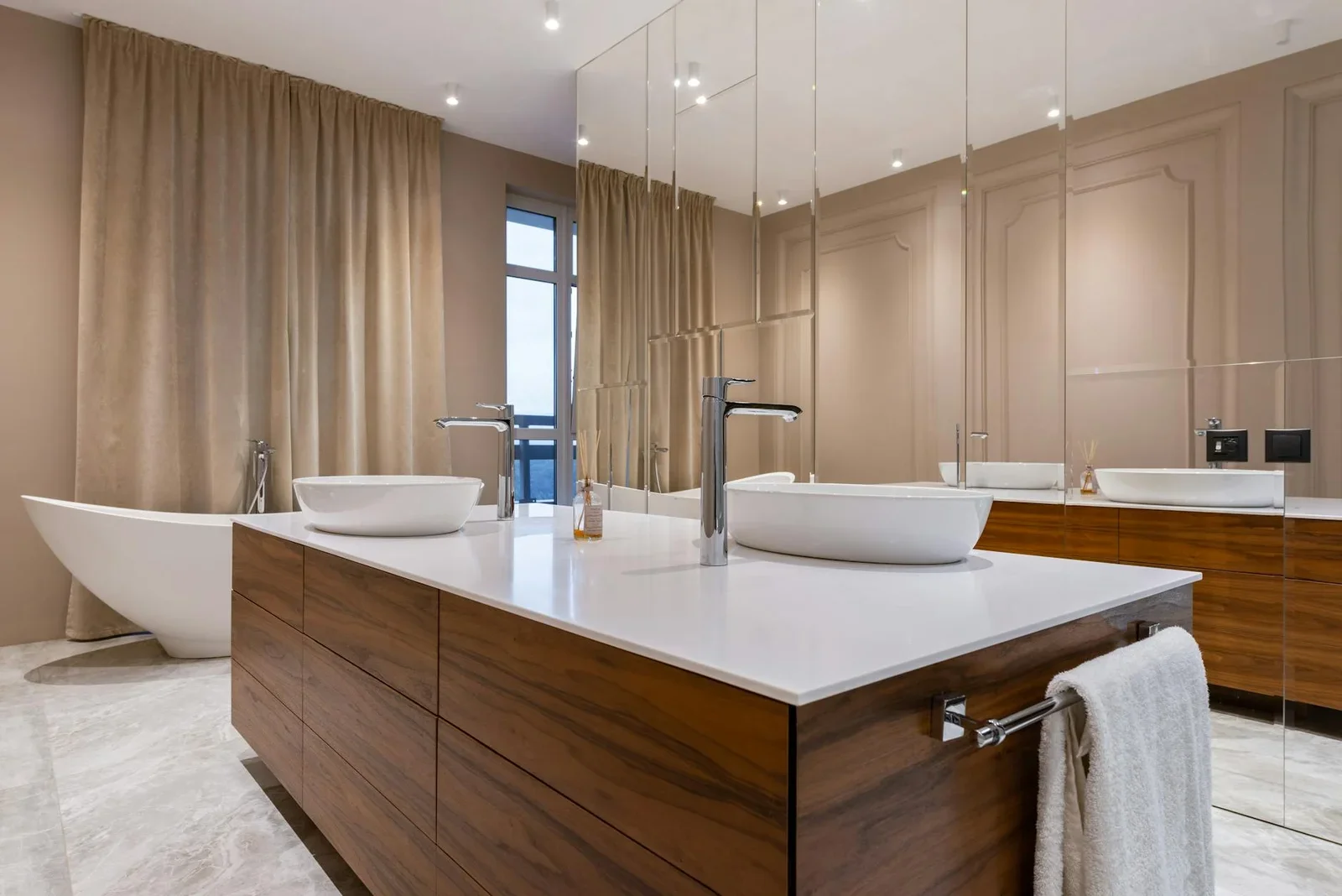 Phòng tắm penthouse tối giản với bồn trắng tinh khôi, tủ gương thông minh cùng ánh sáng tự nhiên chan hòa khắp không gian. | Thiết kế nội thất 24