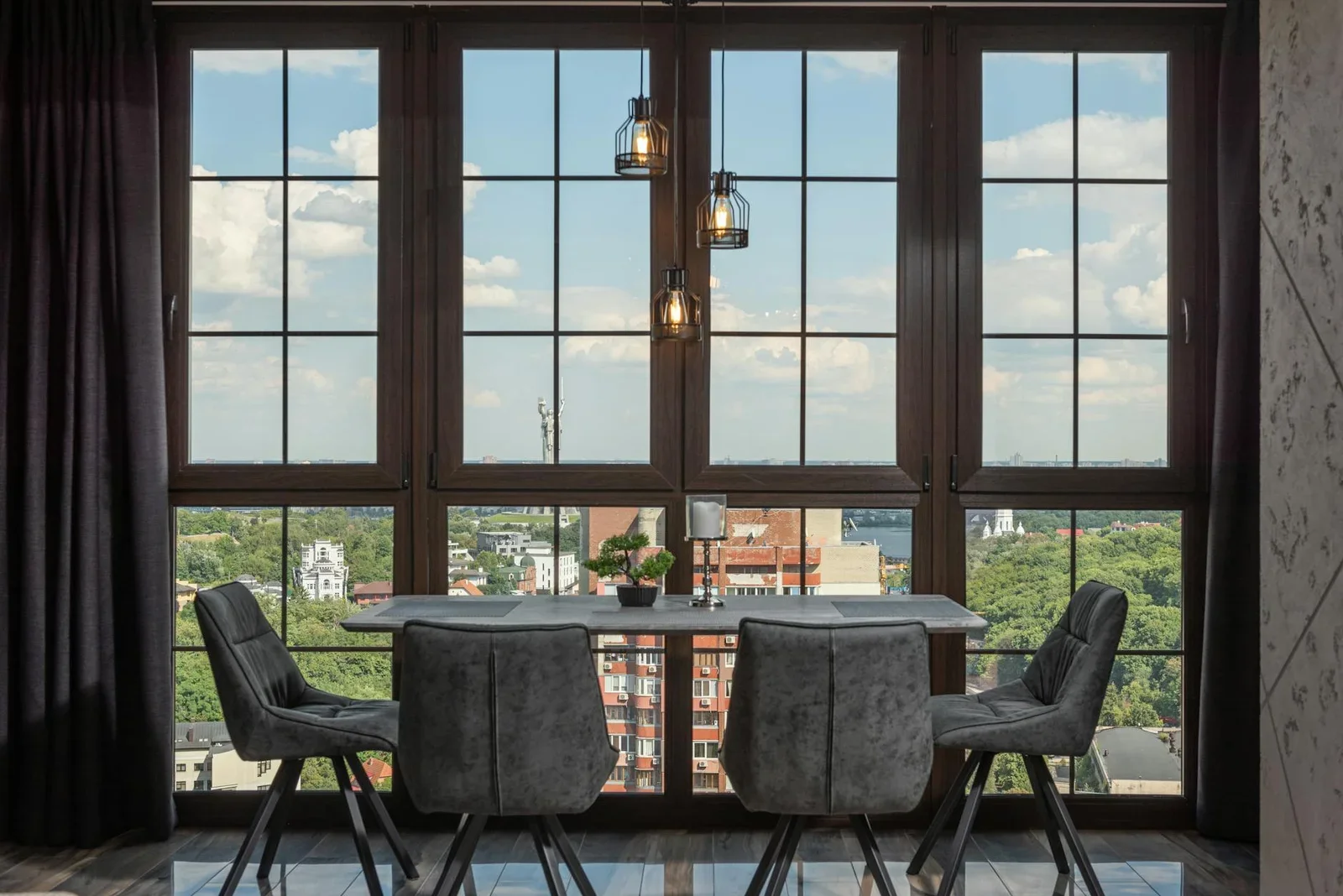 Phòng ăn penthouse thời thượng với khung cửa kính rộng, mở ra tầm nhìn thành phố nhộn nhịp cho những bữa cơm gia đình ấm cúng. | Thiết kế nội thất 24