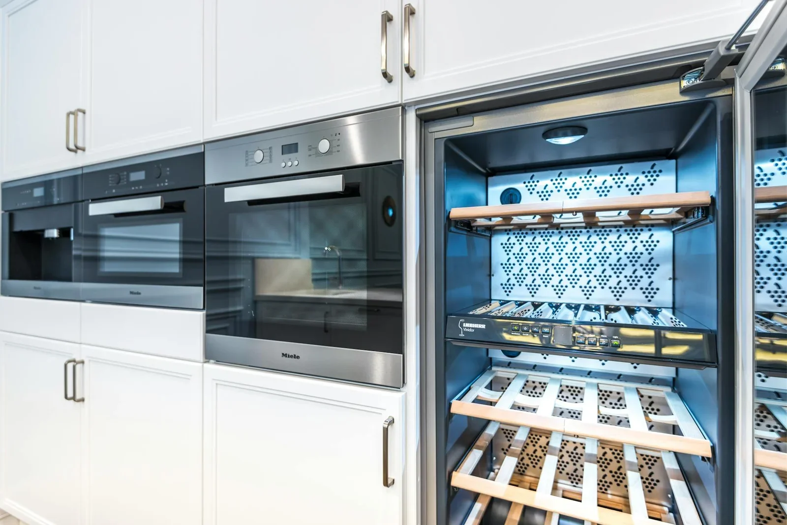 Bếp penthouse hiện đại với lò nướng âm và tủ mát rượu vang, hệ tủ gỗ tinh tế nâng tầm trải nghiệm nội trợ. | Thiết kế nội thất 24