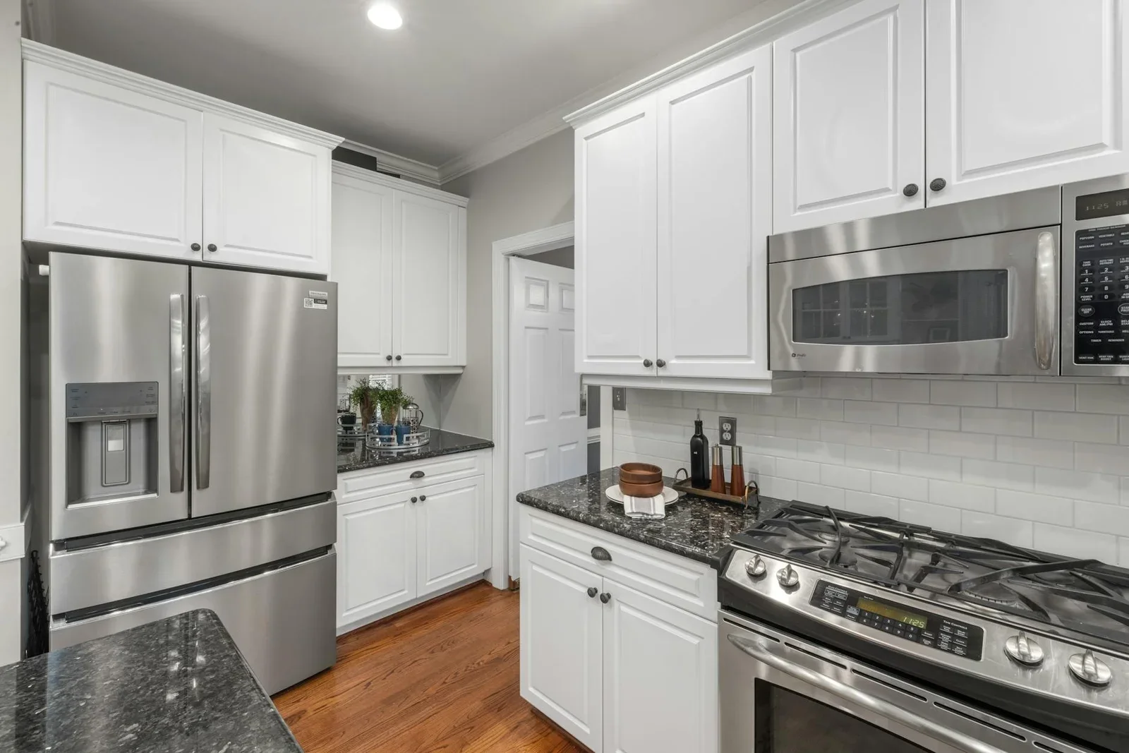 Thiết kế bếp đương đại sử dụng tủ trắng tinh khôi kết hợp thiết bị inox sáng bóng, mang lại vẻ đẹp sạch sẽ. | Thiết kế nội thất 24