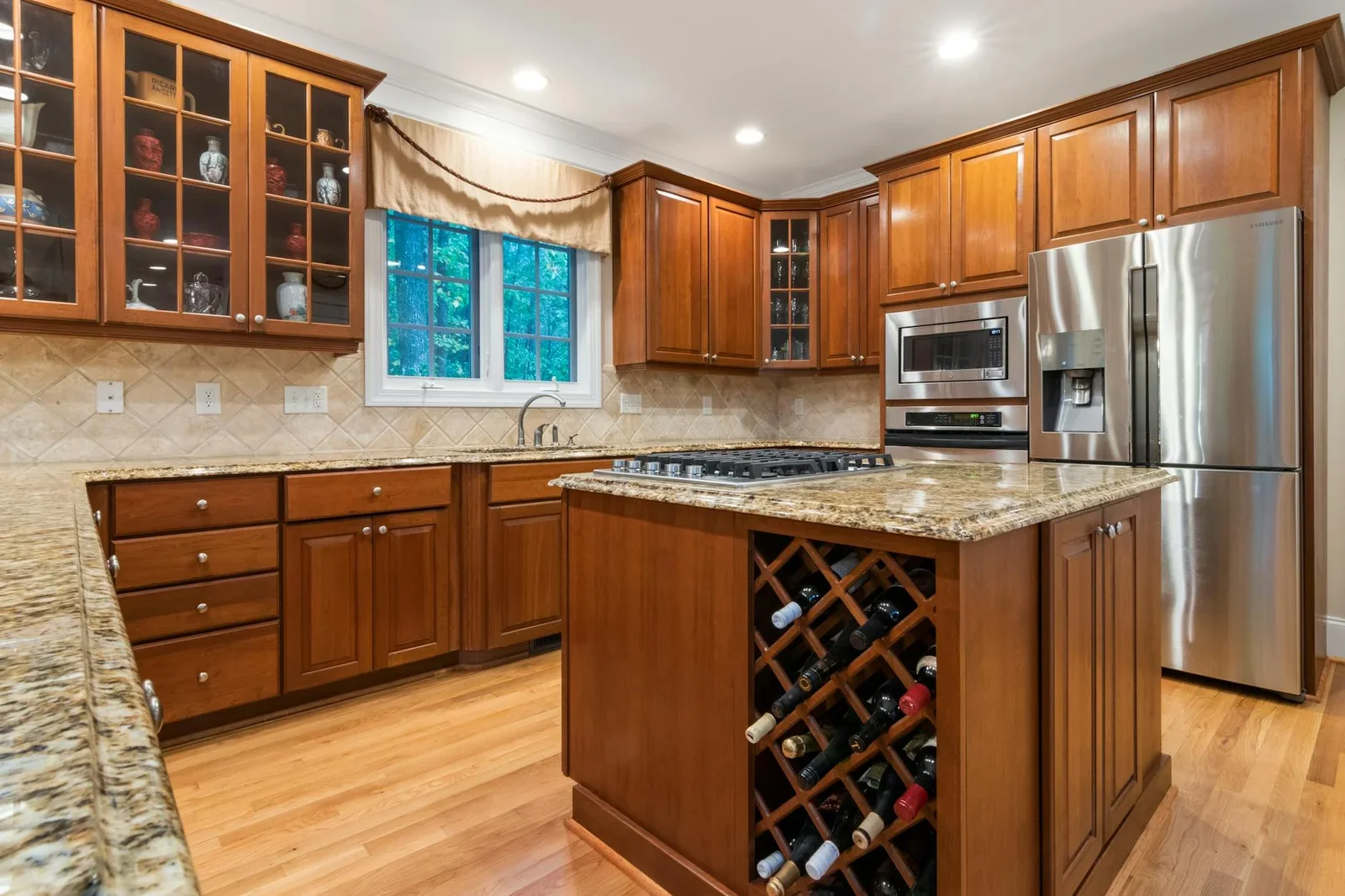 Phòng bếp sang trọng được hoàn thiện từ hệ tủ gỗ tự nhiên, mặt đá granite bền bỉ cùng các thiết bị hiện đại tiện nghi. | Thiết kế nội thất 24