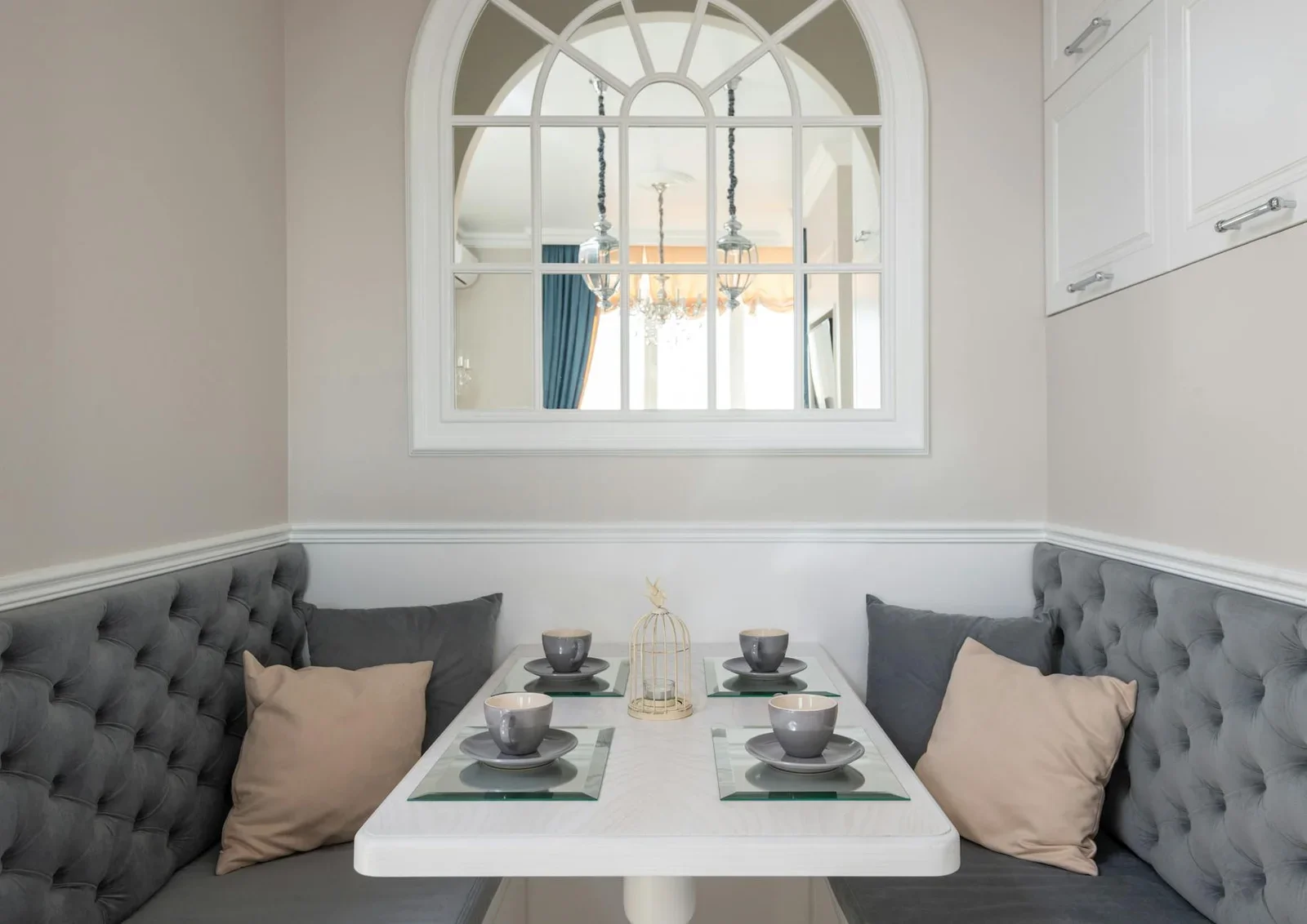 Góc ăn uống hiện đại cạnh cửa sổ thoáng đãng, bố trí bàn ăn gọn gàng cùng ghế sofa mềm mại tạo không khí thư giãn. | Thiết kế nội thất 24