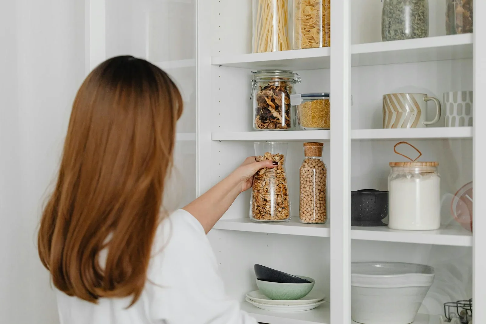 Hệ tủ pantry thông minh với các kệ để đồ khoa học, giúp gia chủ sắp xếp thực phẩm ngăn nắp và tối ưu diện tích. | Thiết kế nội thất 24
