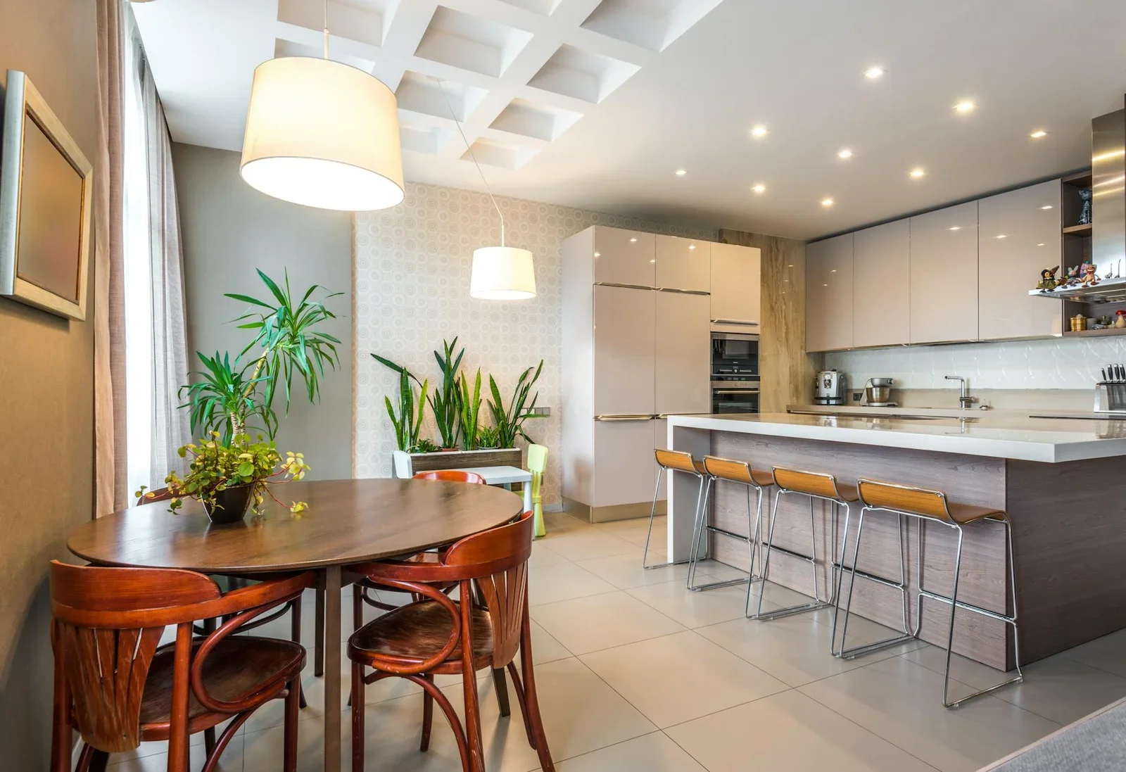 Thiết kế bếp đương đại ấm cúng với ghế gỗ mộc mạc, cây xanh tươi mát và thiết bị hiện đại mang lại sự cân bằng. | Thiết kế nội thất 24