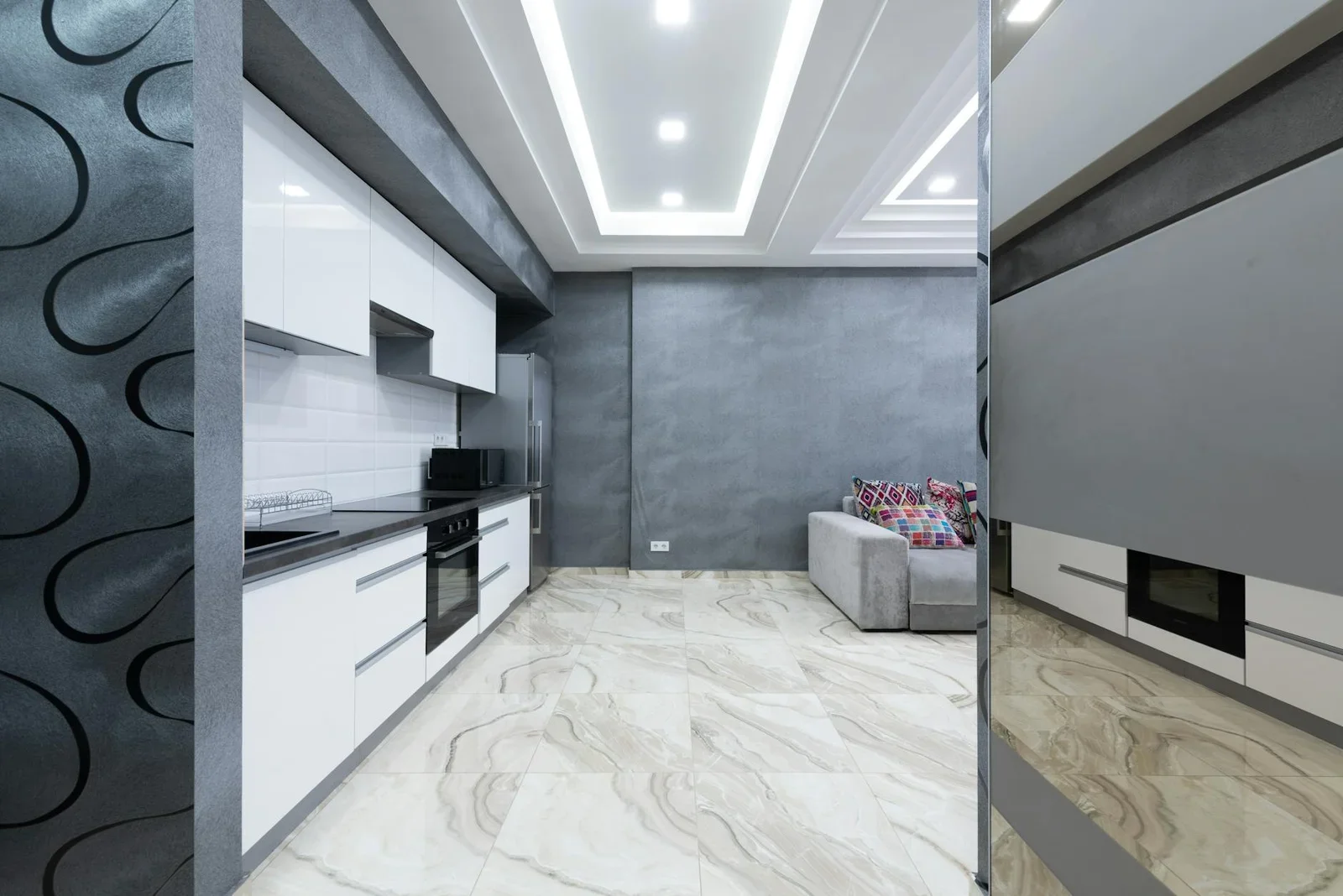 Khu bếp căn hộ đương đại sử dụng tủ trắng tinh tế kết hợp ghế sofa êm ái, tạo không gian sinh hoạt chung lý tưởng. | Thiết kế nội thất 24