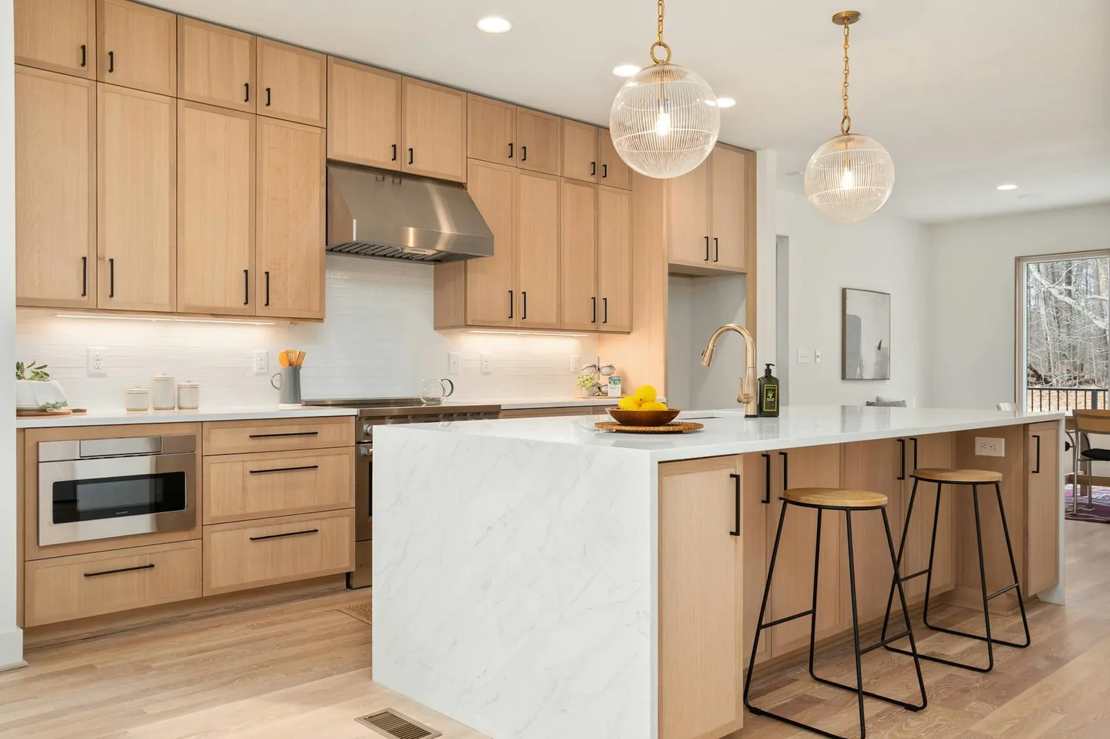 Thiết kế bếp Scandinavian sáng sủa với tủ gỗ ấm áp, đảo bếp đá marble và đèn thả trần mang đậm nét đẹp Bắc Âu. | Thiết kế nội thất 24