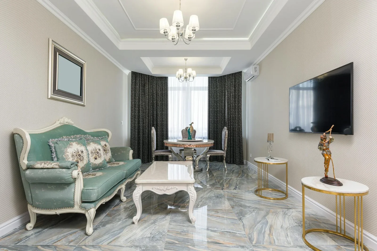 Bố cục sáng tạo với sofa và bàn trà đặt giữa khung tranh trống cùng tivi treo tường, đón nắng tạo cảm giác rộng mở. | Thiết kế nội thất 24