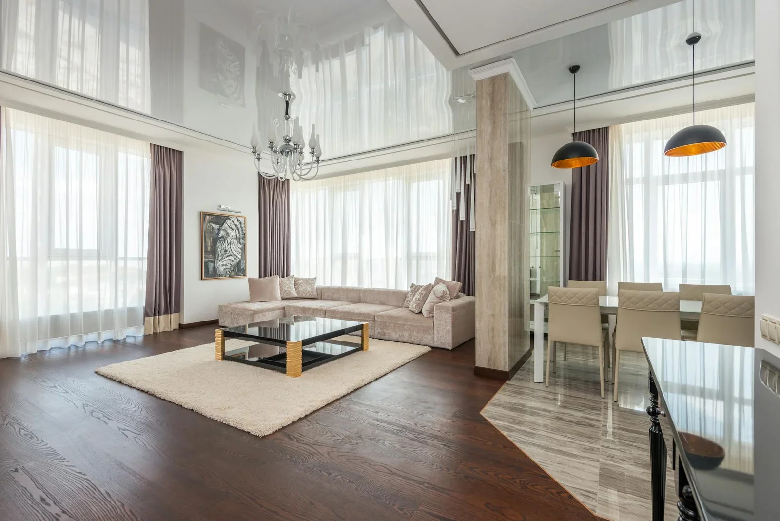 Phòng khách đương đại rộng rãi và thanh lịch, dùng nội thất hiện đại cùng tông trung tính nhẹ nhàng mang đến vẻ đẹp bền vững. | Thiết kế nội thất 24