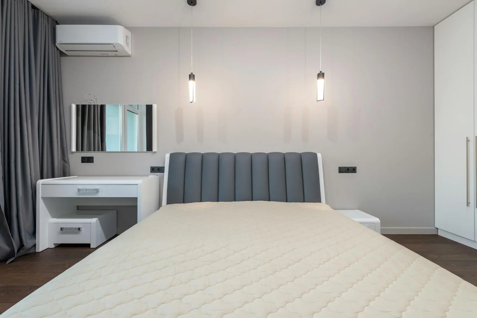 Thiết kế phòng ngủ tối giản sang trọng với giường nệm êm ái, đèn thả trần nghệ thuật cùng nội thất hiện đại tinh tế. | Thiết kế nội thất 24