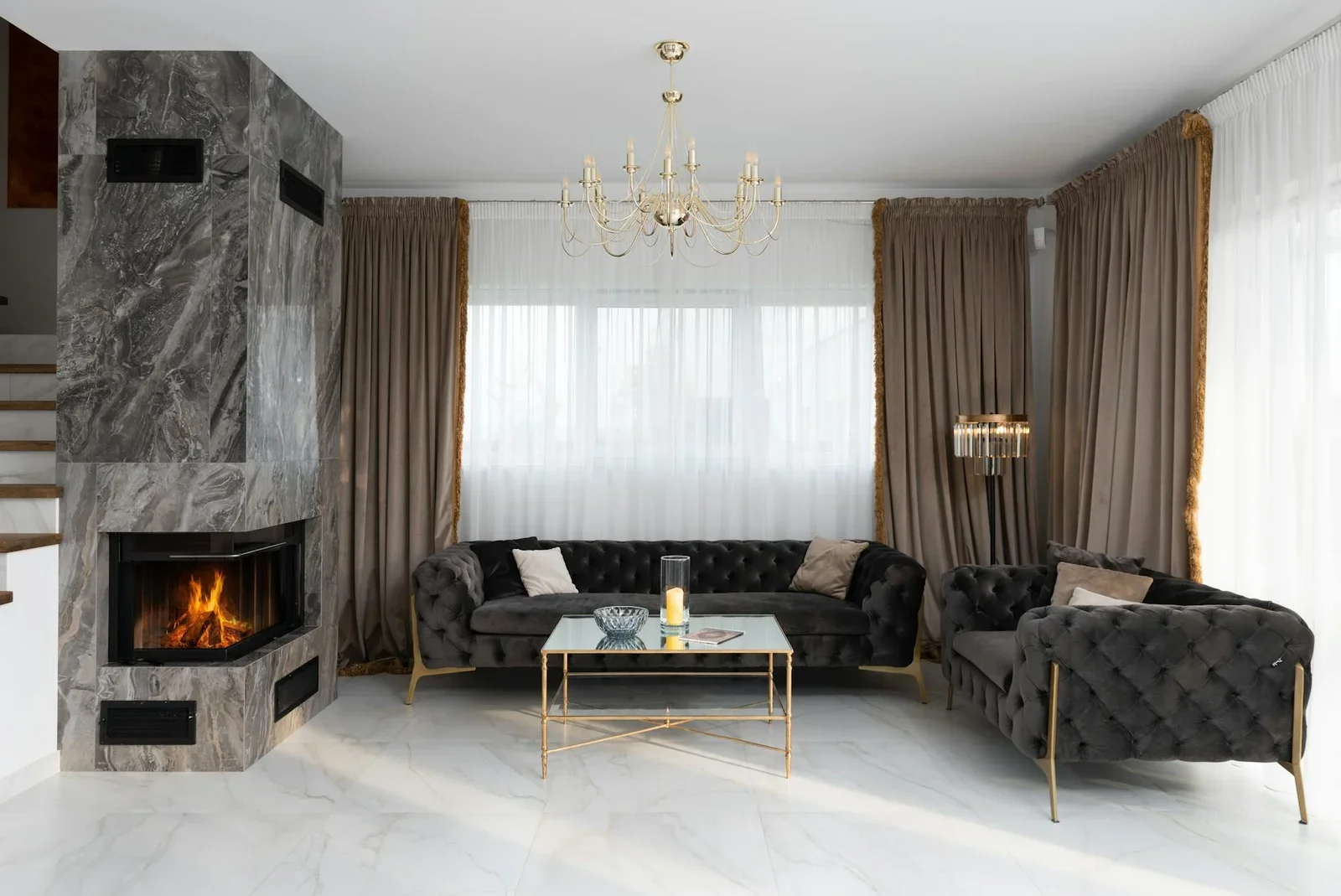 Góc sinh hoạt hiện đại liền kề phòng ngủ với sofa mềm mại, bàn phụ tinh tế, rèm cửa sang trọng cùng lò sưởi ấm áp. | Thiết kế nội thất 24