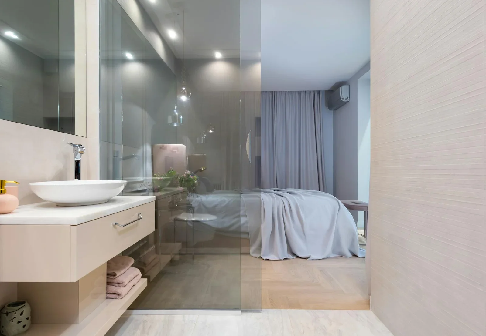 Phòng tắm hiện đại sáng bừng với lavabo tiện nghi, gương soi lớn và vách kính trong suốt kết nối liền mạch không gian phòng ngủ. | Thiết kế nội thất 24