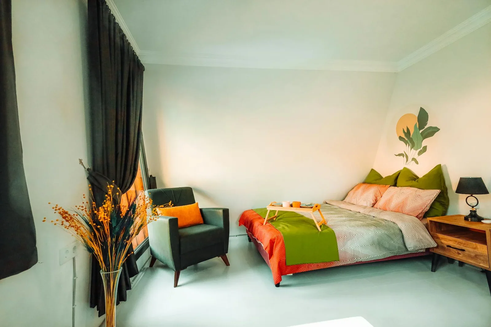 Phòng ngủ tối giản hiện đại nổi bật với bộ ga nhiều màu sắc, ghế bành thời thượng và táp gỗ tự nhiên tiện ích. | Thiết kế nội thất 24