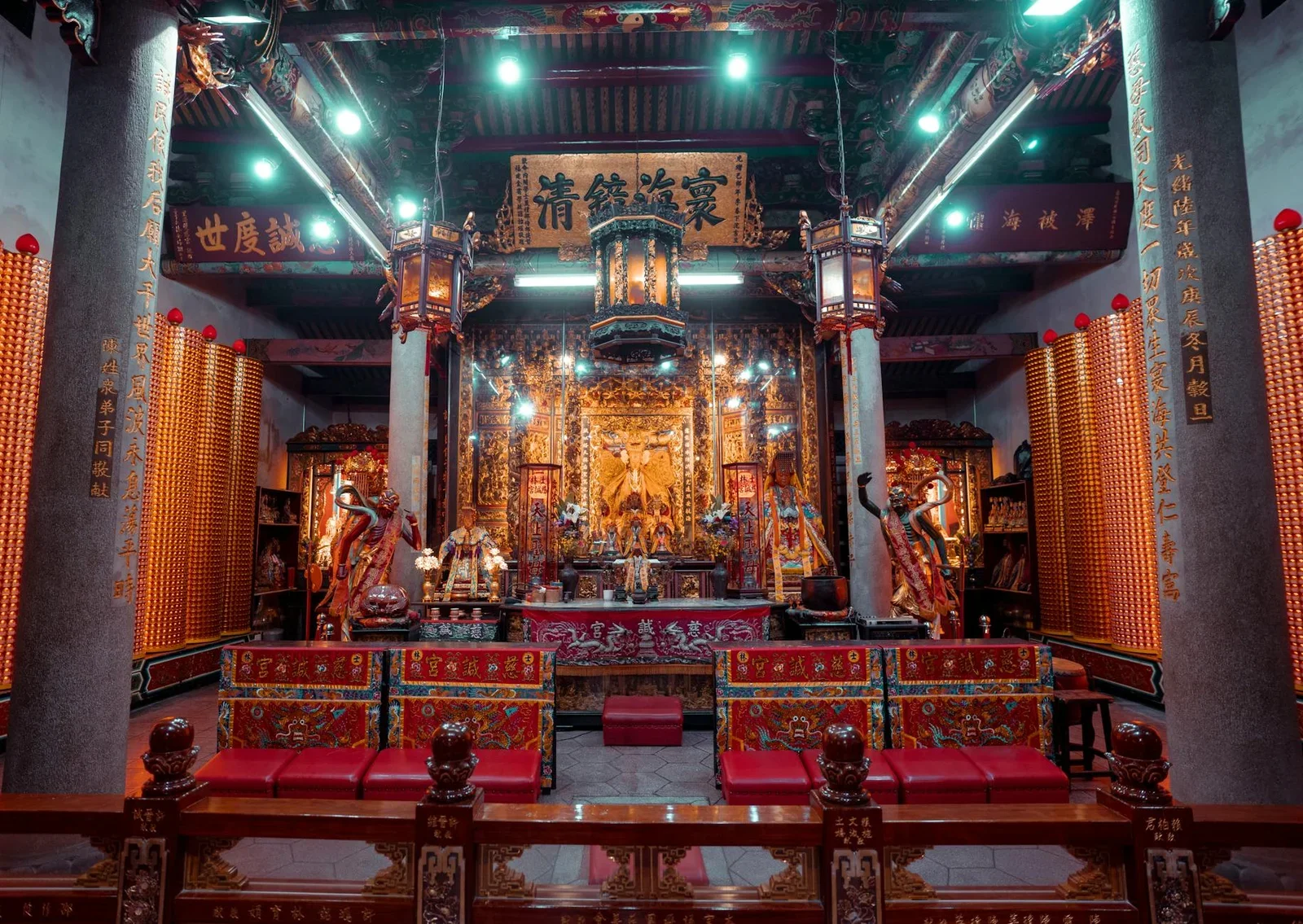 Phòng thờ Á Đông sang trọng với bàn thờ gỗ chạm khắc tinh xảo cùng ánh sáng ấm áp tôn vẻ đẹp tâm linh. | Thiết kế nội thất 24