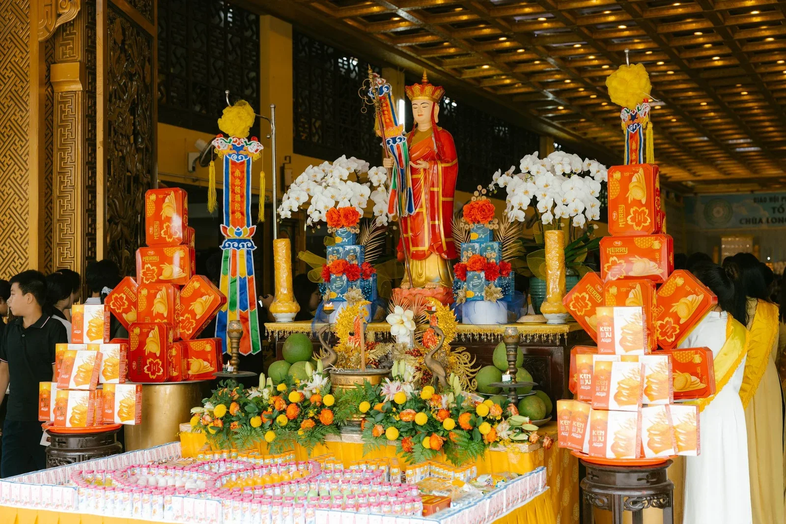 Đền thờ rực rỡ với lễ vật, tượng thờ cùng họa tiết truyền thống, ánh sáng lung linh tôn lên giá trị văn hóa tâm linh. | Thiết kế nội thất 24