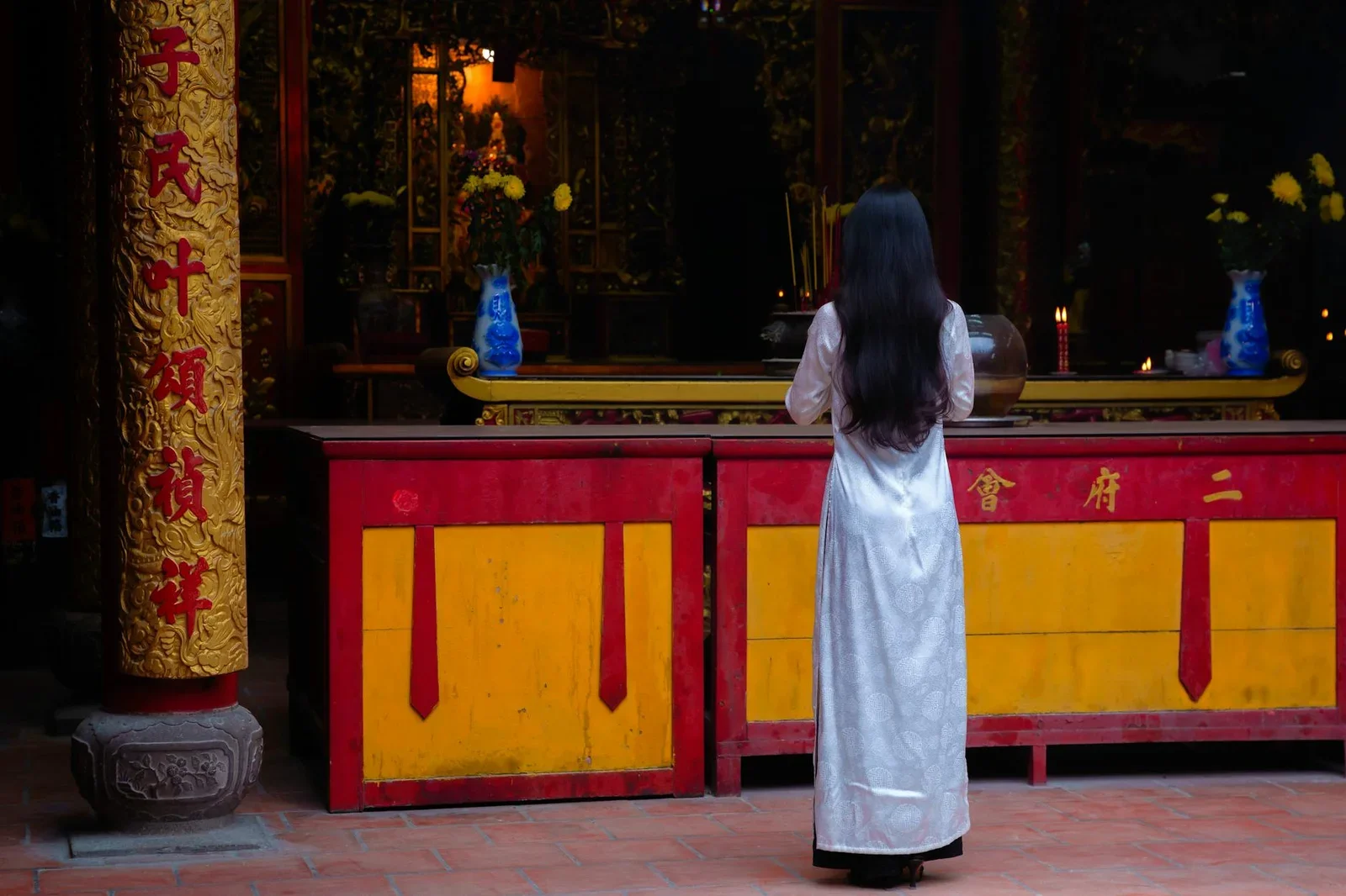 Phòng thờ Á Đông lộng lẫy với họa tiết rực rỡ, ánh sáng ấm áp quanh bàn thờ gỗ tạo khung cảnh hành lễ trang nghiêm. | Thiết kế nội thất 24