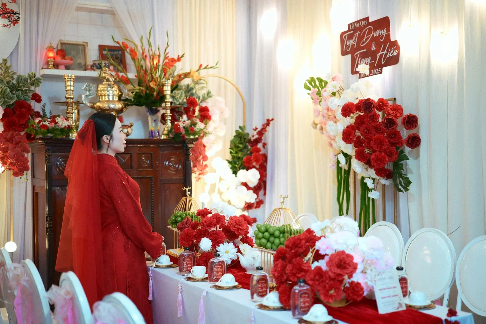 Lễ cưới truyền thống Việt rực rỡ với hoa tươi sắp đặt nghệ thuật, bàn gỗ chạm khắc và ánh sáng ấm áp tôn vinh văn hóa. | Thiết kế nội thất 24