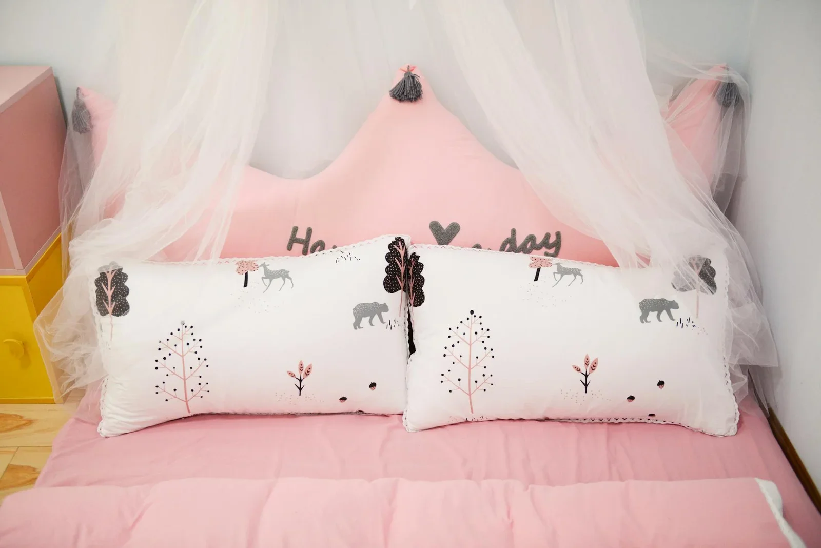 Góc ngủ mộng mơ với gam hồng dịu dàng, gối hình thú ngộ nghĩnh và màn che lãng mạn, mang lại cảm giác an toàn cho bé. | Thiết kế nội thất 24