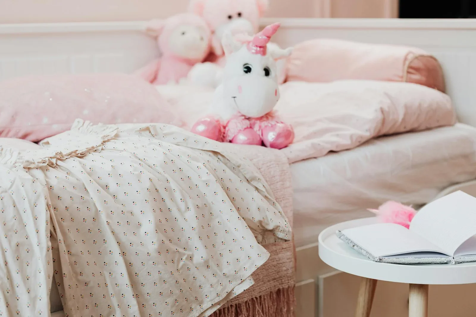 Không gian nghỉ ngơi ngọt ngào với tông hồng chủ đạo, điểm nhấn là thú bông kỳ lân đáng yêu trên giường, phù hợp bé gái. | Thiết kế nội thất 24