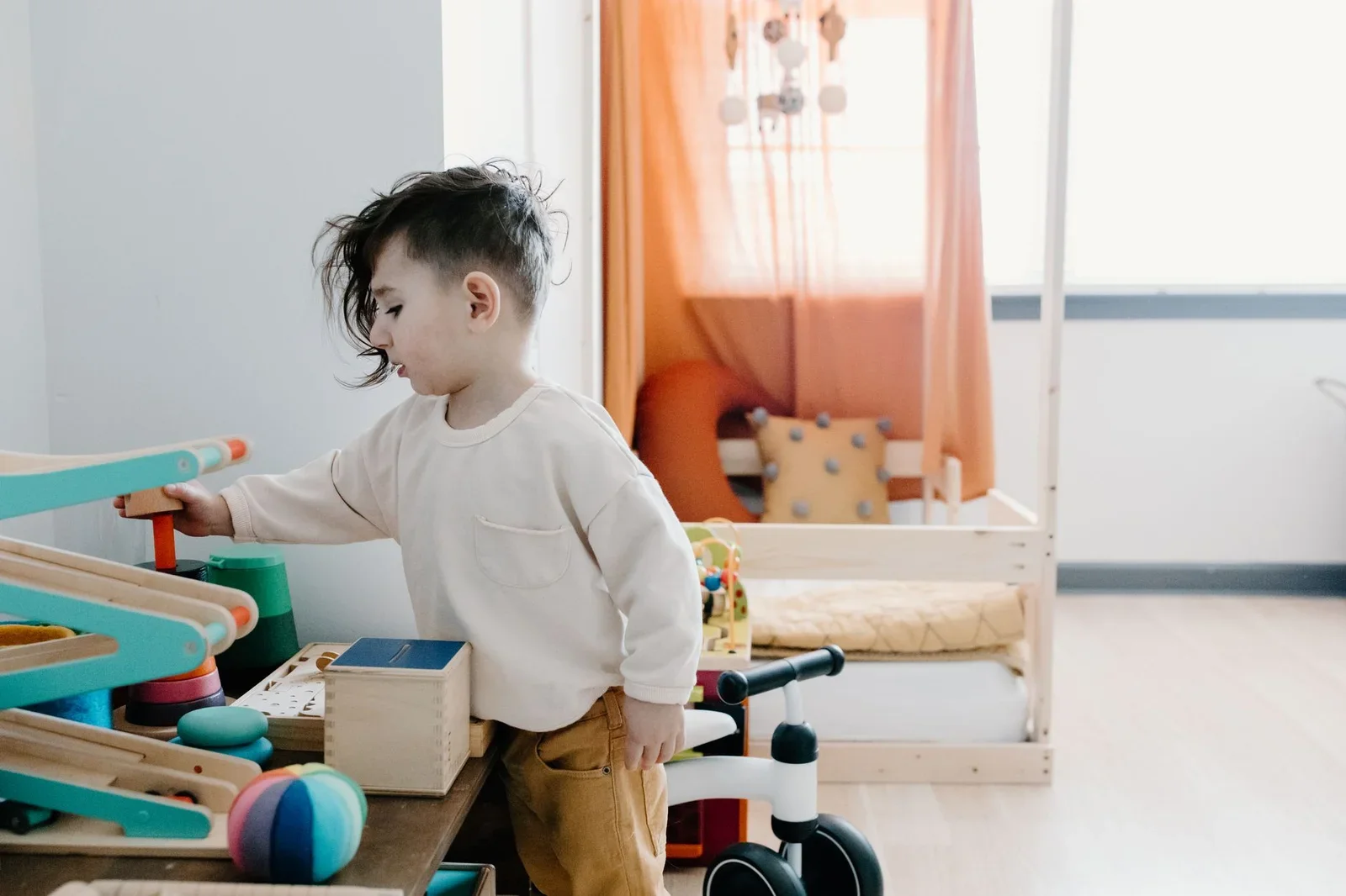 Góc chơi ấm cúng trong nhà nơi bé khám phá đồ chơi gỗ đa sắc, thiết kế an toàn hỗ trợ phát triển tư duy toàn diện. | Thiết kế nội thất 24