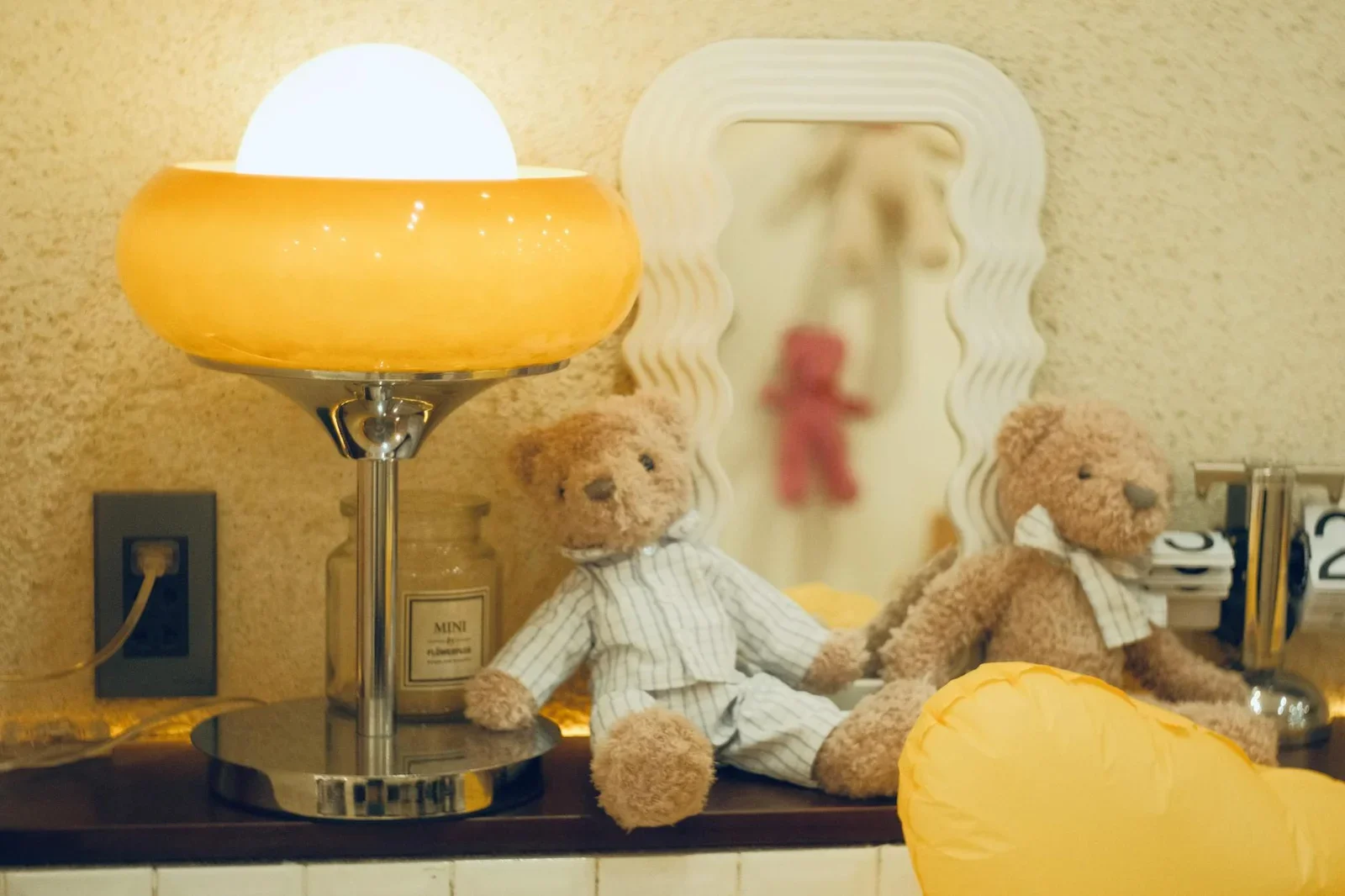 Phòng sơ sinh ấm cúng với gấu bông mềm mại, đèn ngủ dịu nhẹ và phụ kiện tinh tế, chăm sóc trọn vẹn giấc ngủ cho bé. | Thiết kế nội thất 24