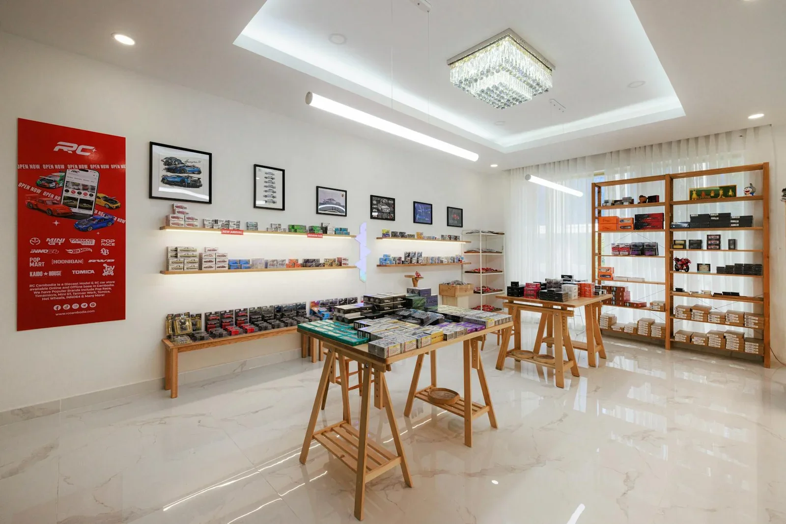 Cửa hàng mô hình xe hiện đại gây ấn tượng với kệ trưng bày đa dạng, không gian thoáng đãng và nội thất tối ưu. | Thiết kế nội thất 24