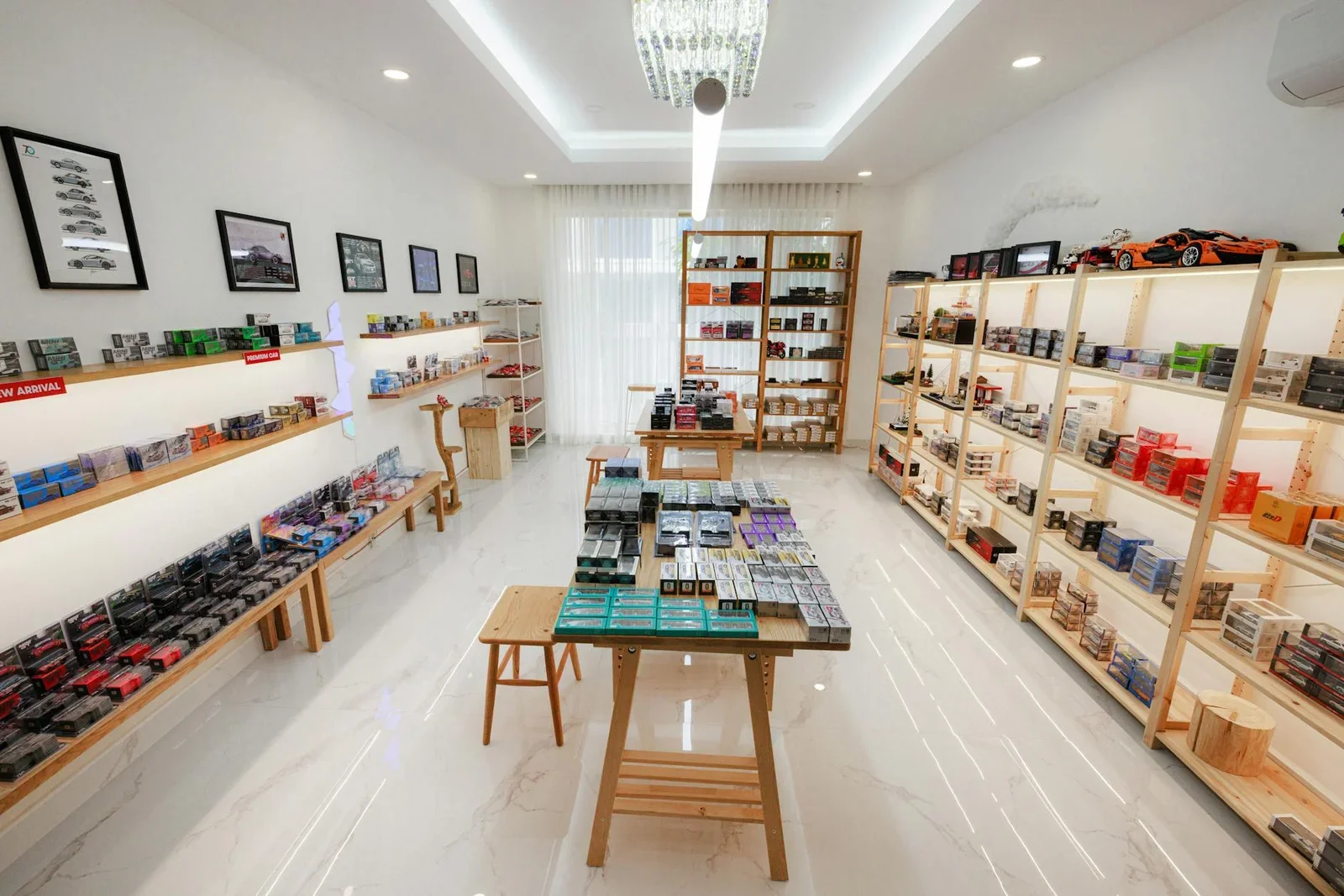 Showroom mô hình xe hiện đại mang vẻ ấm cúng nhờ kệ gỗ tự nhiên, ánh sáng dịu nhẹ và cách bài trí tinh tế. | Thiết kế nội thất 24