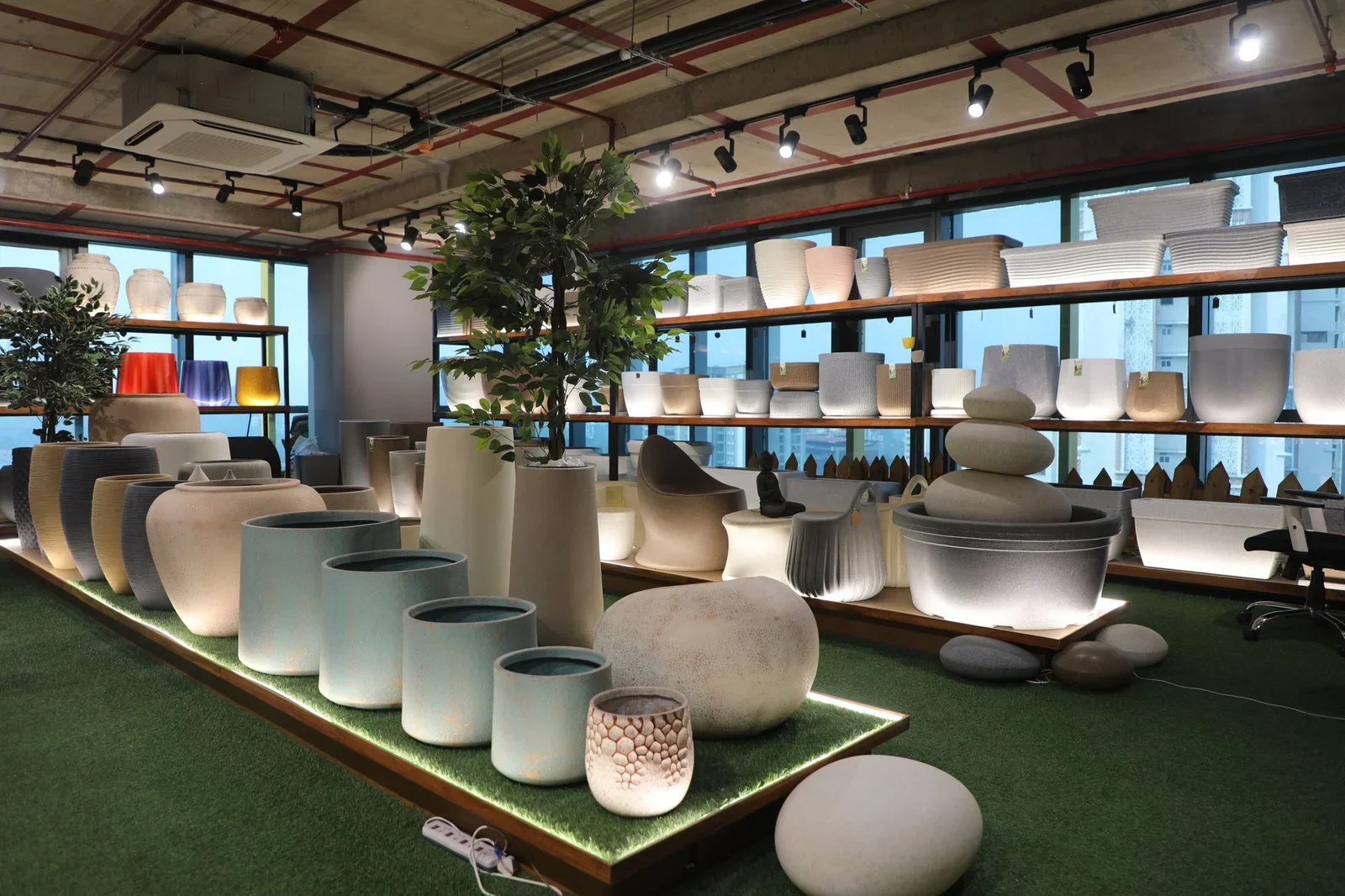 Showroom trưng bày chậu cây cảnh rộng rãi với đa dạng mẫu mã thời thượng, không gian xanh mát và cách sắp xếp khoa học. | Thiết kế nội thất 24