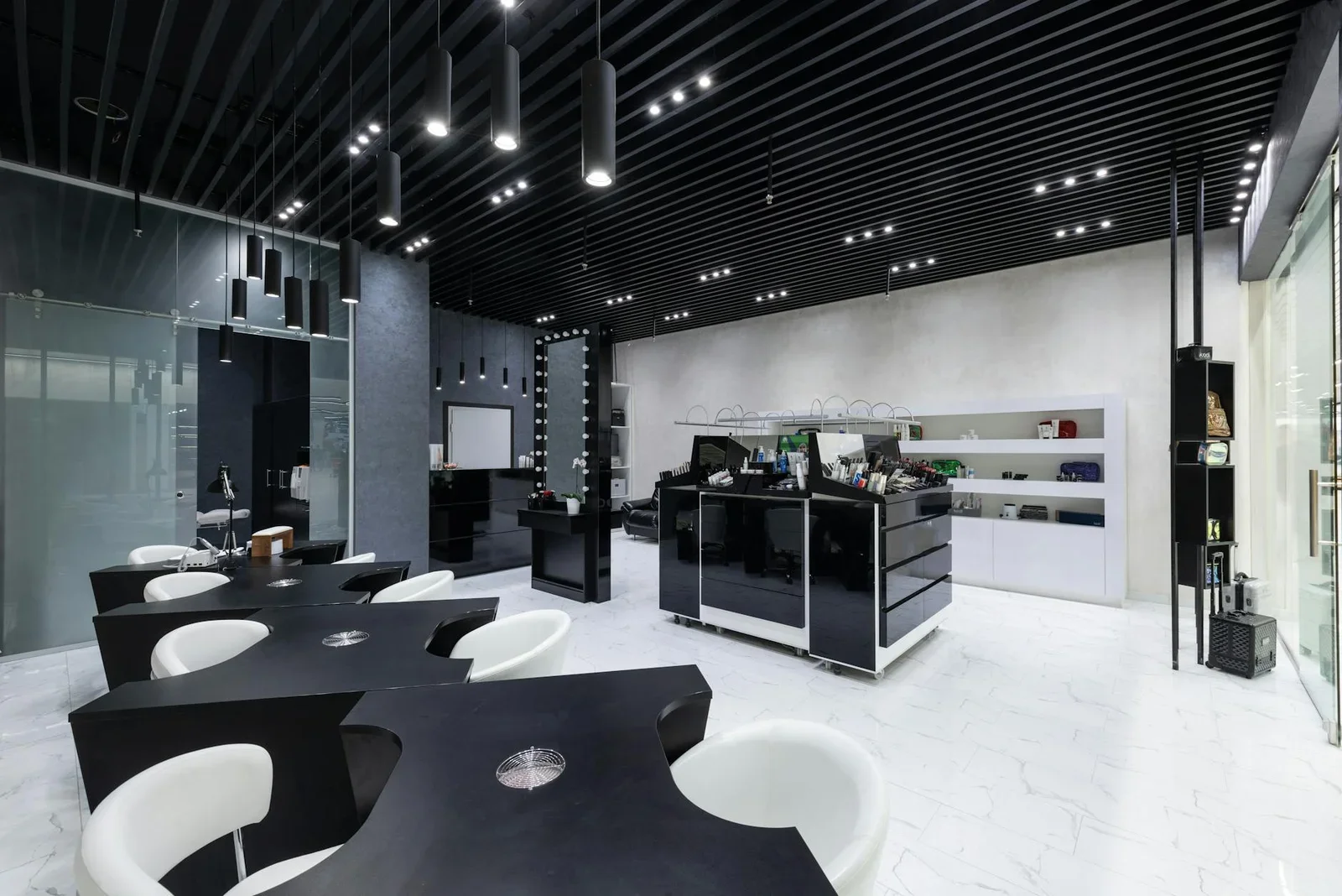 Thiết kế salon làm đẹp hiện đại gây ấn tượng với nội thất thanh lịch, gương trang trí lớn và hệ ánh sáng dịu nhẹ. | Thiết kế nội thất 24
