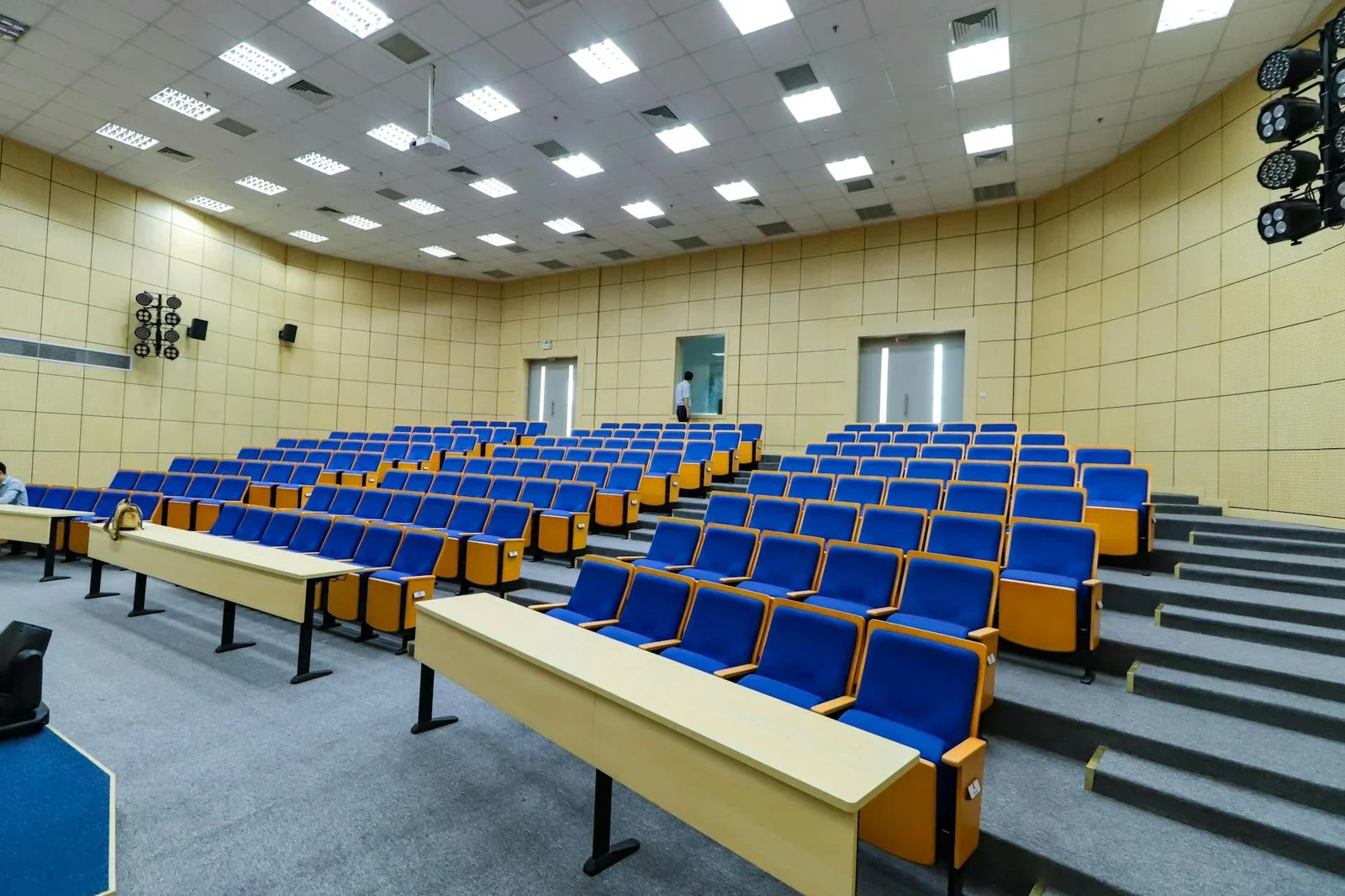 Giảng đường rộng rãi trang bị bàn ghế xanh dương đồng bộ, đáp ứng tiêu chuẩn không gian đào tạo ngoại ngữ quy mô lớn. | Thiết kế nội thất 24