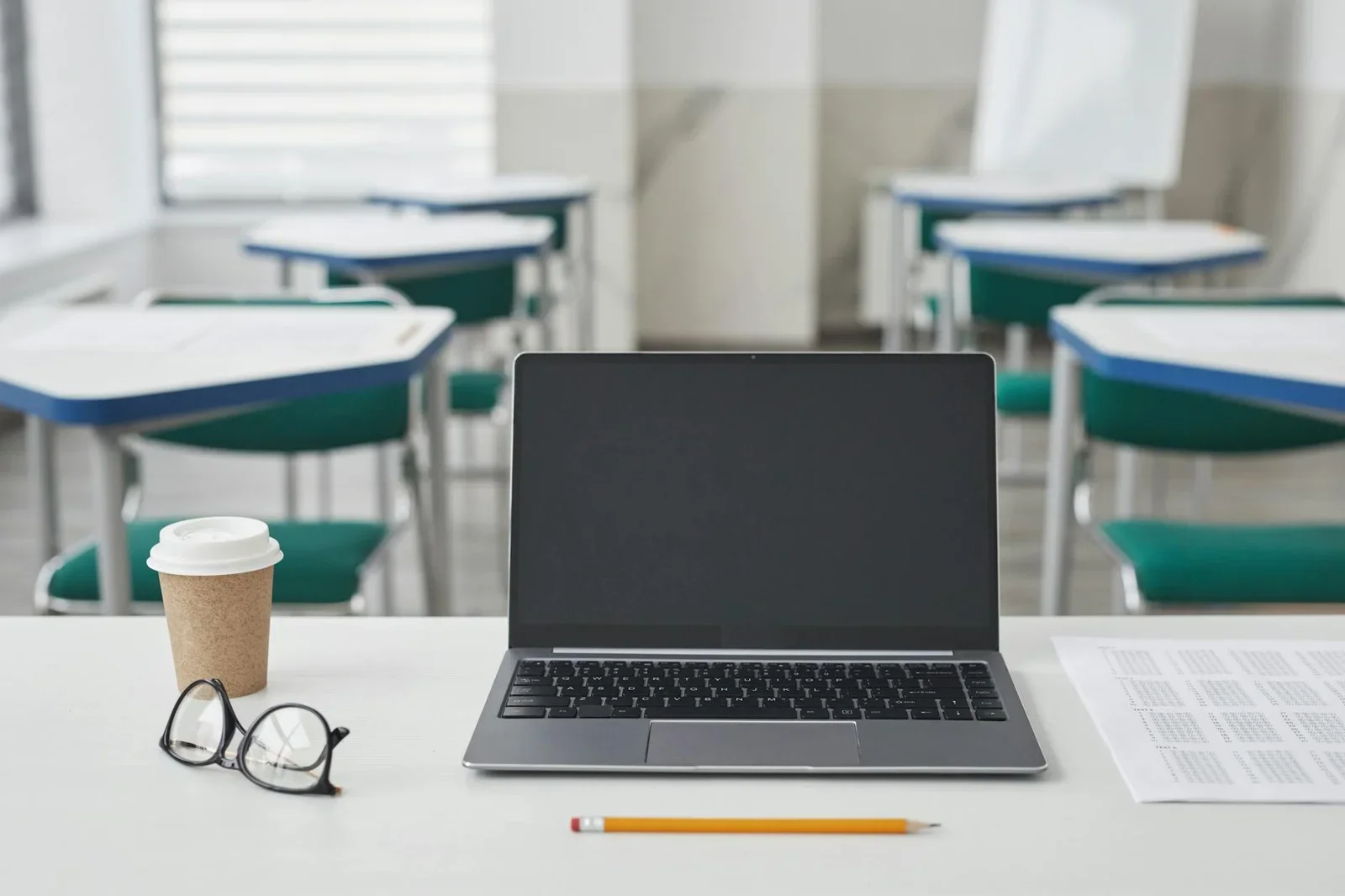 Mặt bàn học ngăn nắp với laptop và dụng cụ học tập, phản ánh sự chỉn chu trong bố trí nội thất phòng tự học. | Thiết kế nội thất 24