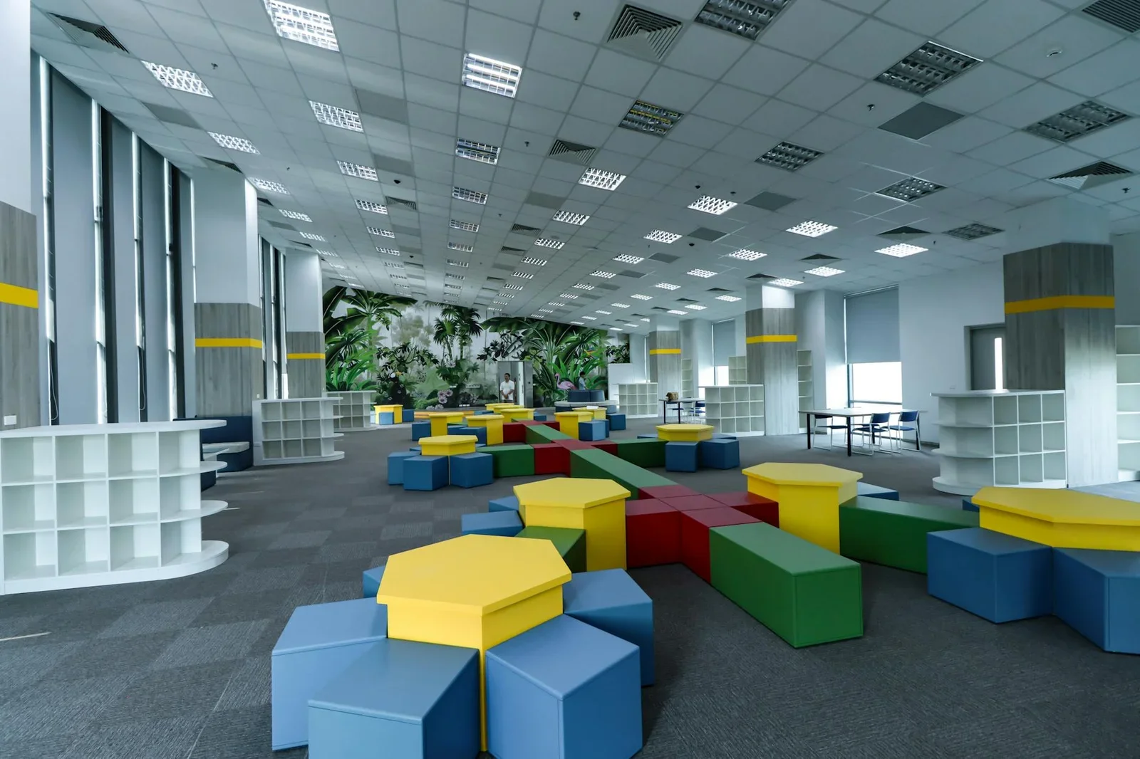 Không gian học rộng rãi phối nội thất đa sắc cùng decor nhiệt đới, mang lại sự thư giãn và sáng tạo cho học viên. | Thiết kế nội thất 24