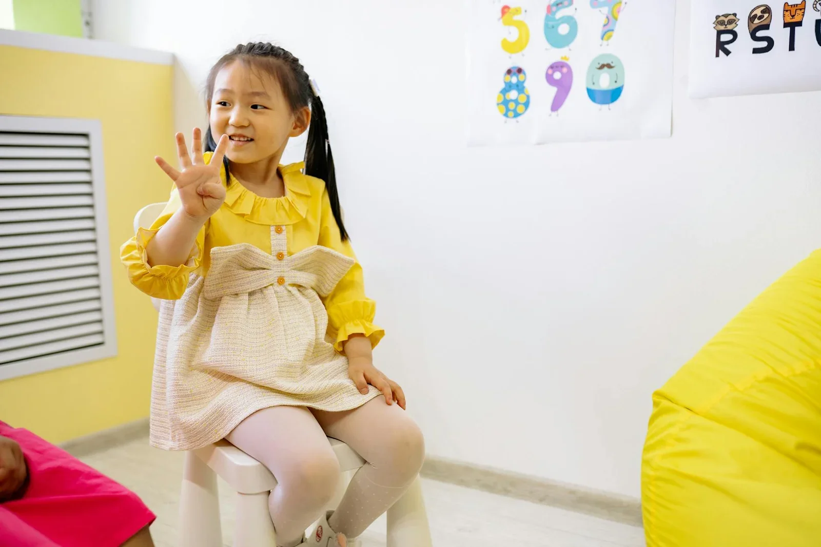Góc học tập số học được bố trí khoa học với ánh sáng dịu nhẹ hỗ trợ trẻ tiếp thu hiệu quả. | Thiết kế nội thất 24