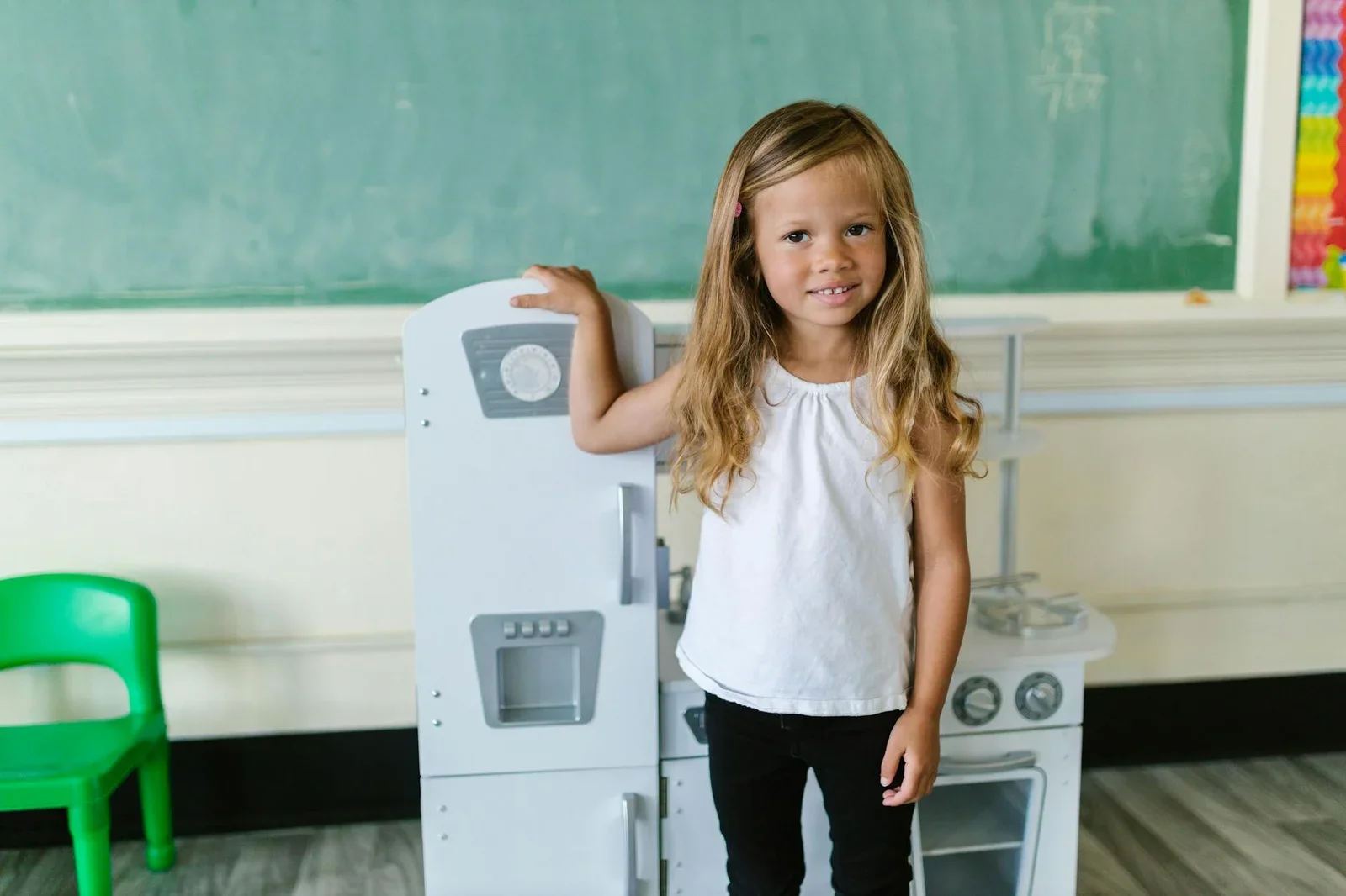 Góc bếp mini mô phỏng thực tế được thiết kế an toàn giúp trẻ trải nghiệm kỹ năng sống thú vị. | Thiết kế nội thất 24