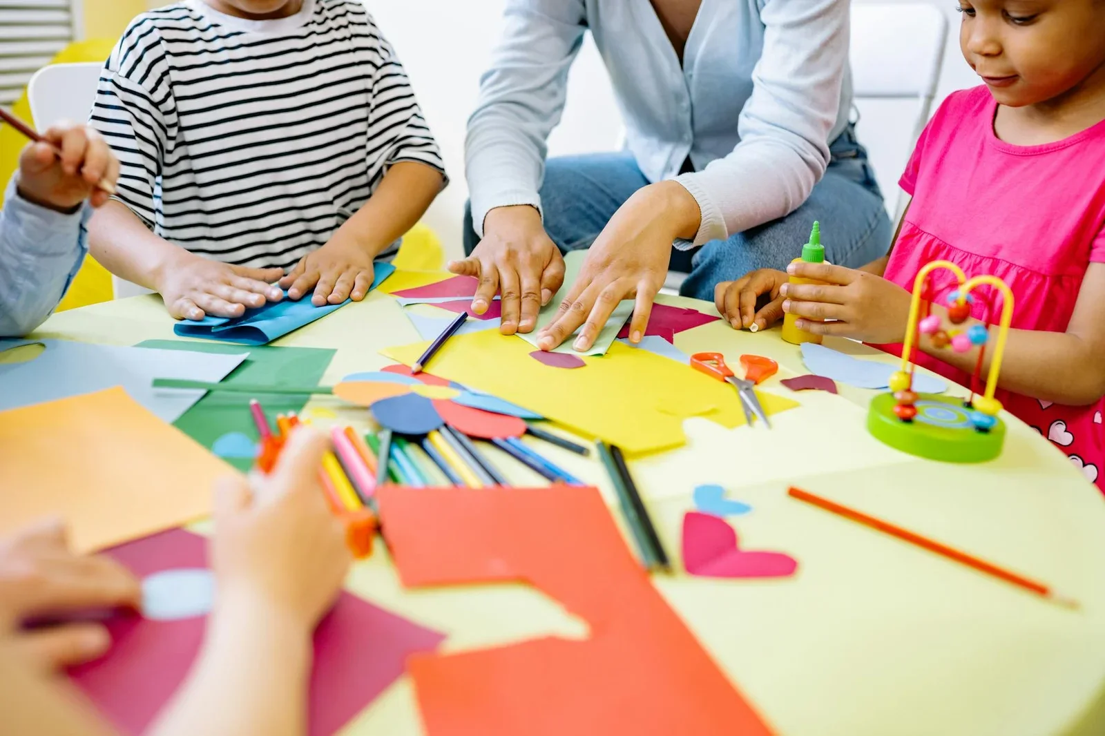 Xưởng nghệ thuật nhỏ với kệ để dụng cụ gọn gàng và sàn nhà dễ vệ sinh khơi dậy đam mê hội họa. | Thiết kế nội thất 24