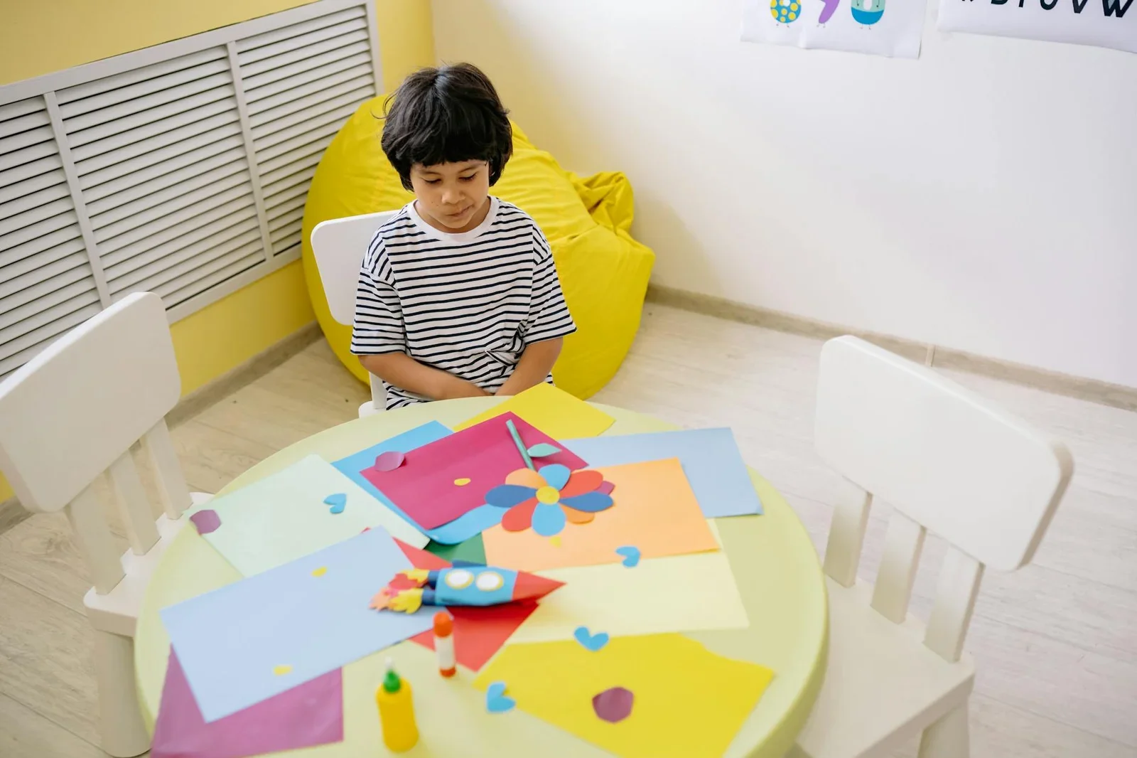 Mặt bàn rộng chống trầy xước cùng ánh sáng tự nhiên chan hòa tạo điều kiện lý tưởng cho giờ thủ công. | Thiết kế nội thất 24