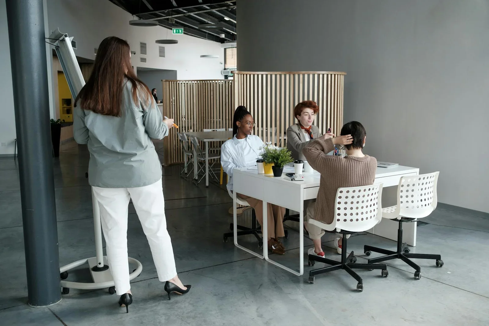 Nhóm nhân viên nữ thảo luận trong văn phòng hiện đại, nơi thiết kế thông minh thúc đẩy kết nối và nâng cao hiệu suất làm việc. | Thiết kế nội thất 24