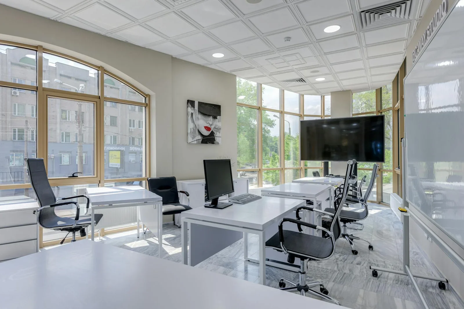 Văn phòng tối giản trang bị cửa kính rộng cùng ghế công thái học, tận dụng ánh sáng tự nhiên tạo không gian làm việc lý tưởng. | Thiết kế nội thất 24