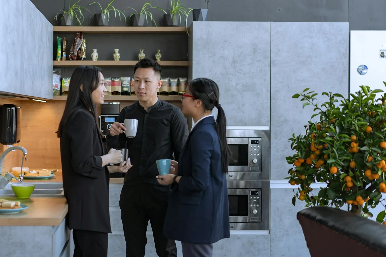 Khu pantry hiện đại nơi nhân viên thưởng thức cà phê và trò chuyện, thiết kế mở giúp gắn kết đội ngũ sau giờ làm việc. | Thiết kế nội thất 24