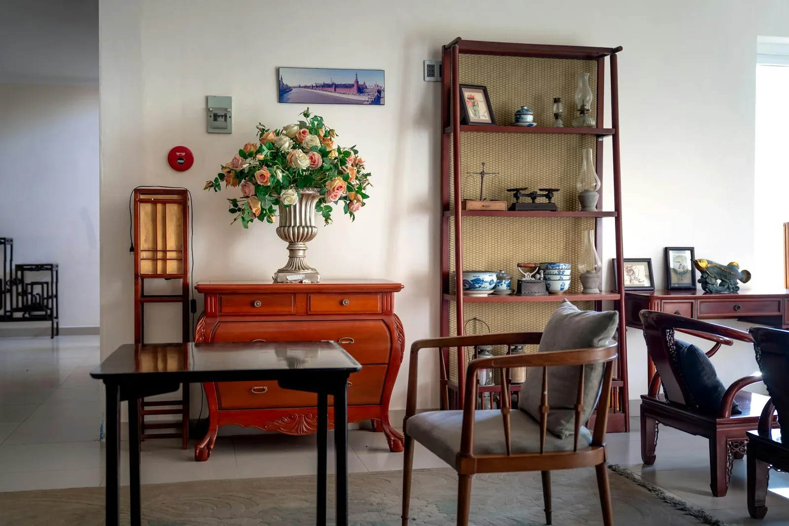 Phòng khách cổ điển ấm cúng với nội thất gỗ tự nhiên, điểm xuyết bình hoa tươi và gốm sứ trang trí tinh xảo. | Thiết kế nội thất 24