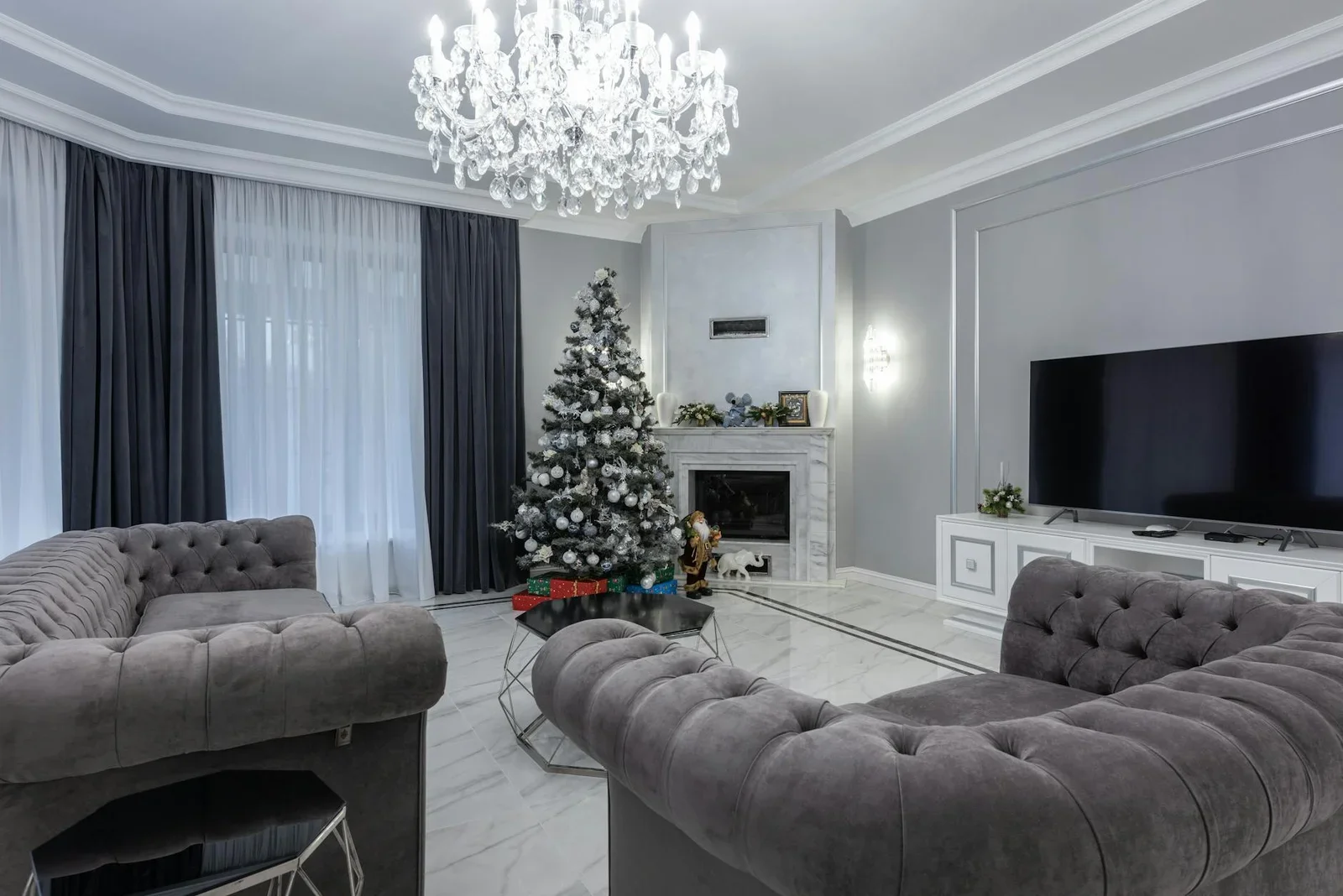 Phòng khách rộng rãi bừng sáng mùa lễ hội với cây thông Noel, sofa êm ái và khu vực giải trí hiện đại tiện nghi. | Thiết kế nội thất 24